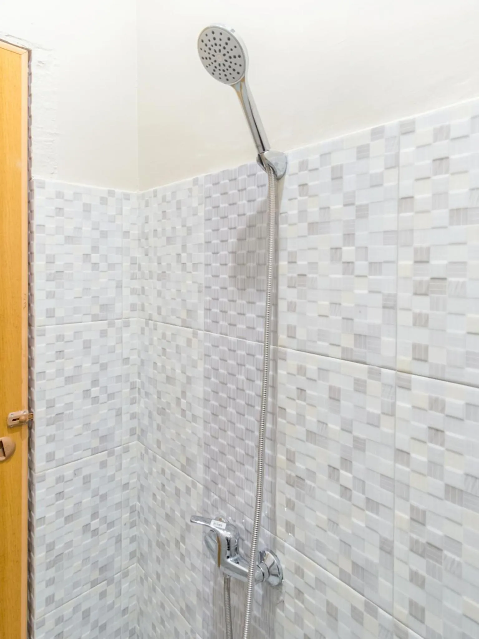 Bathroom in RedDoorz At Joyce Guest House Medan