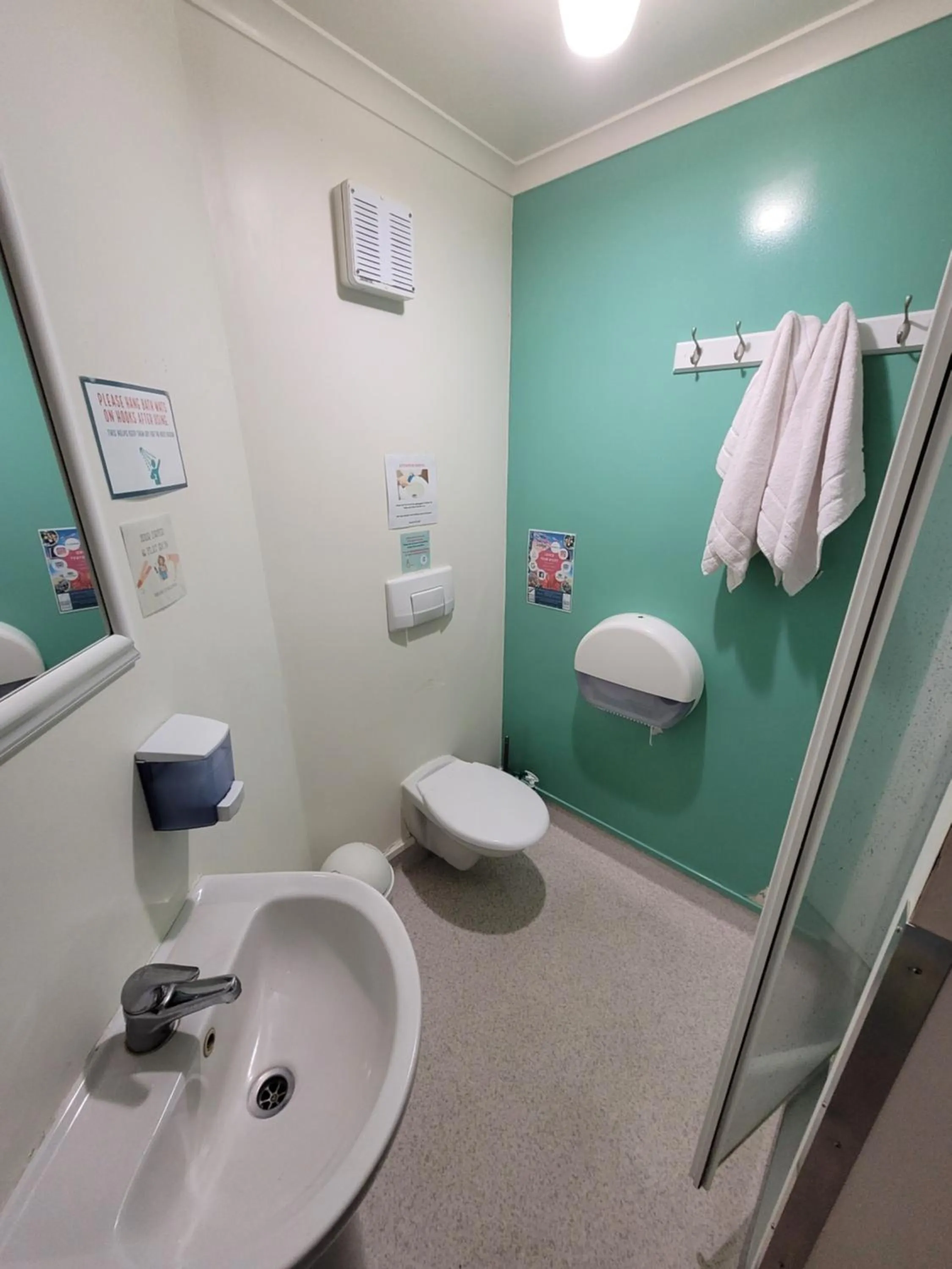 Bathroom in Pacific Coast Lodge and Backpackers