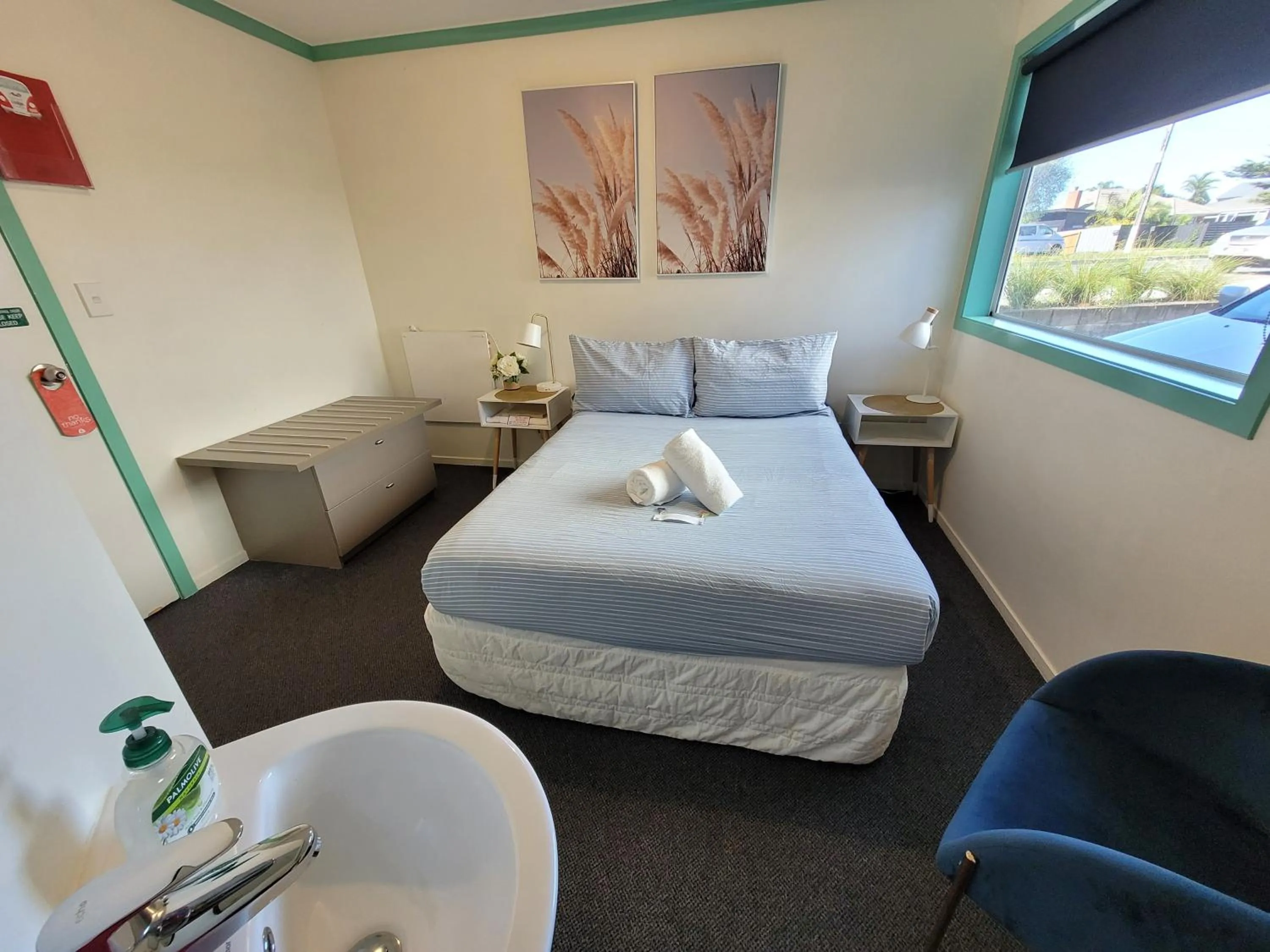 Bedroom, Bed in Pacific Coast Lodge and Backpackers