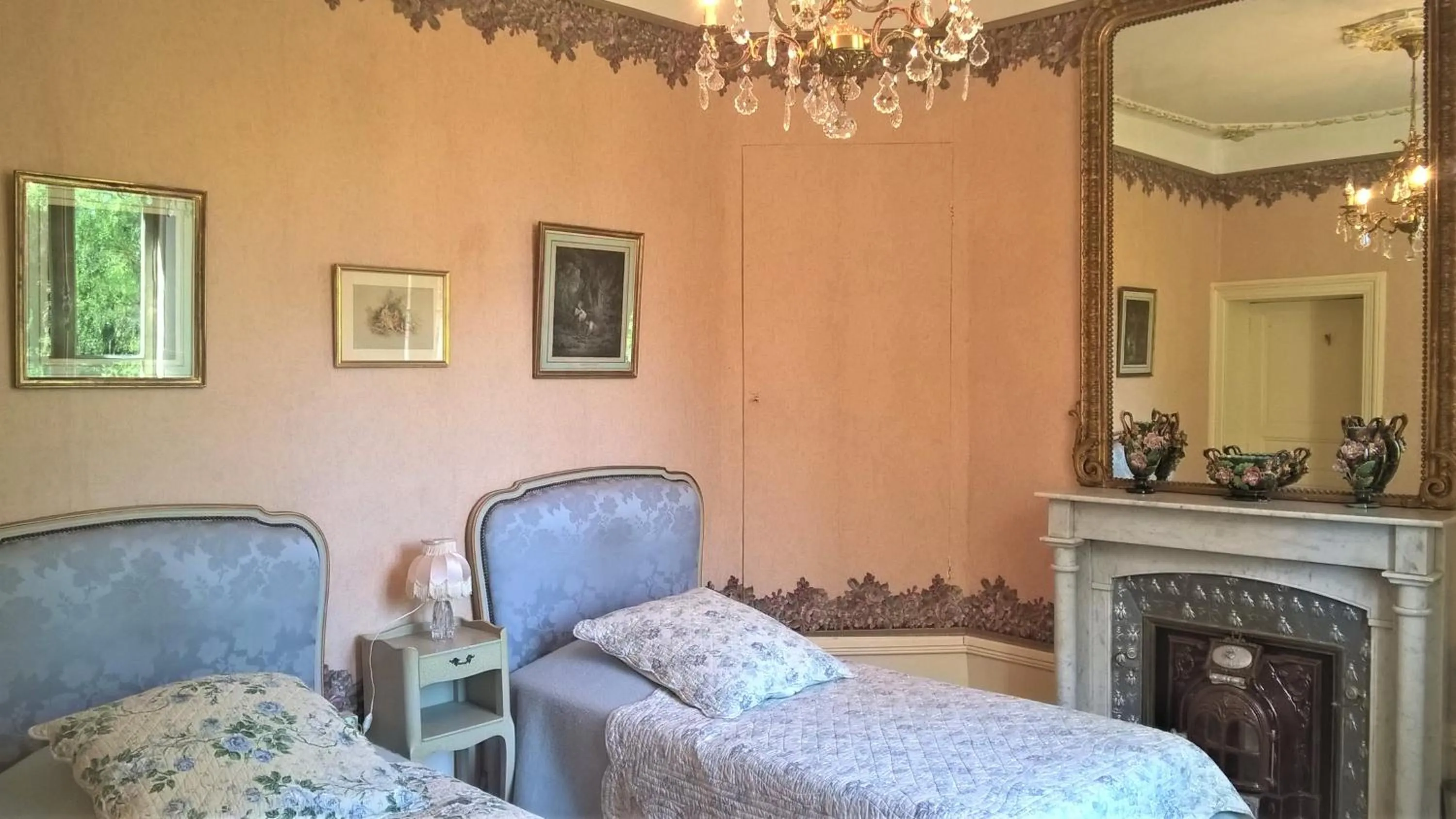 Bed in Château de la Vernède, la Grande Vernède