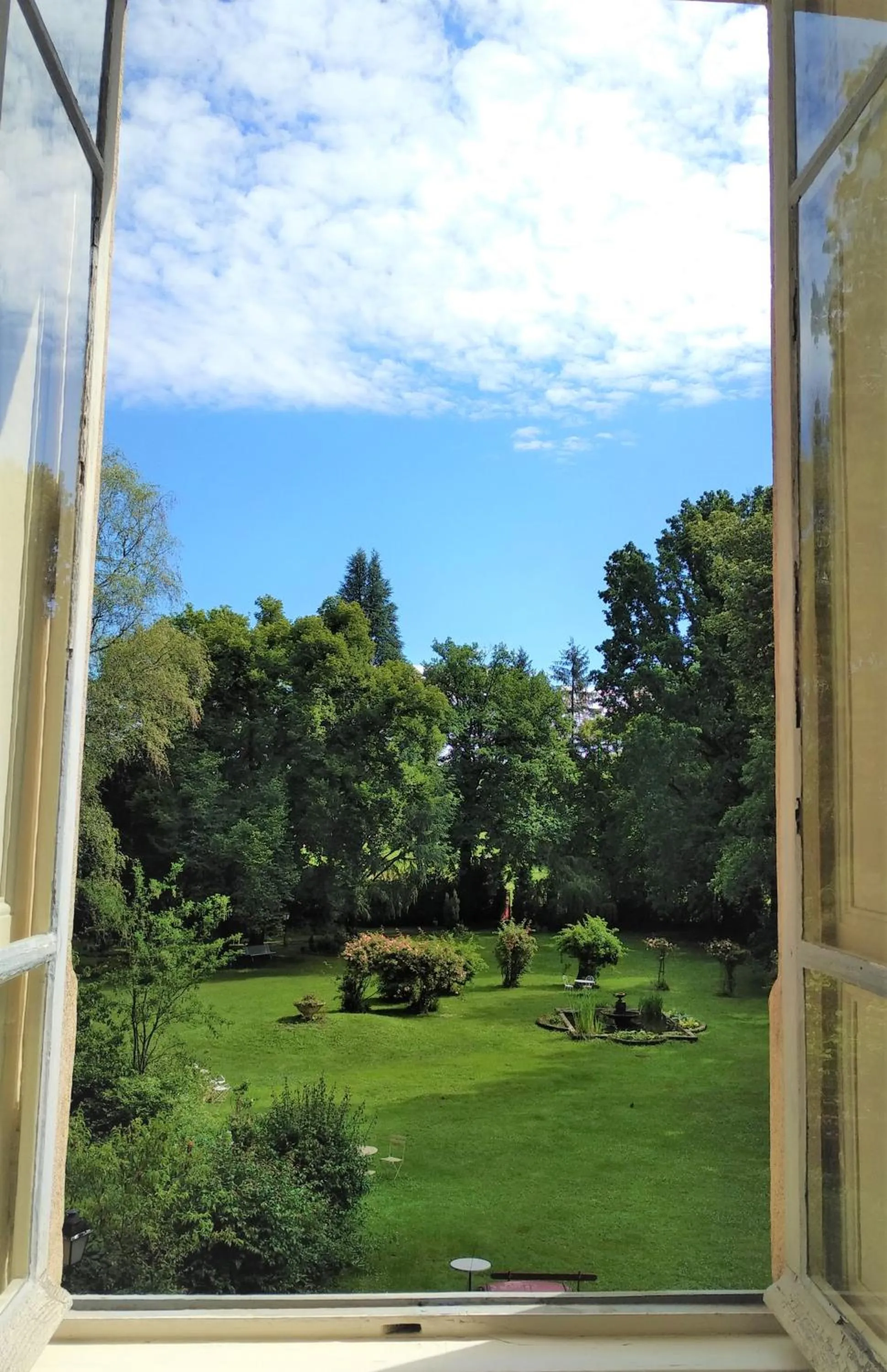 Garden view in Château de la Vernède, la Grande Vernède