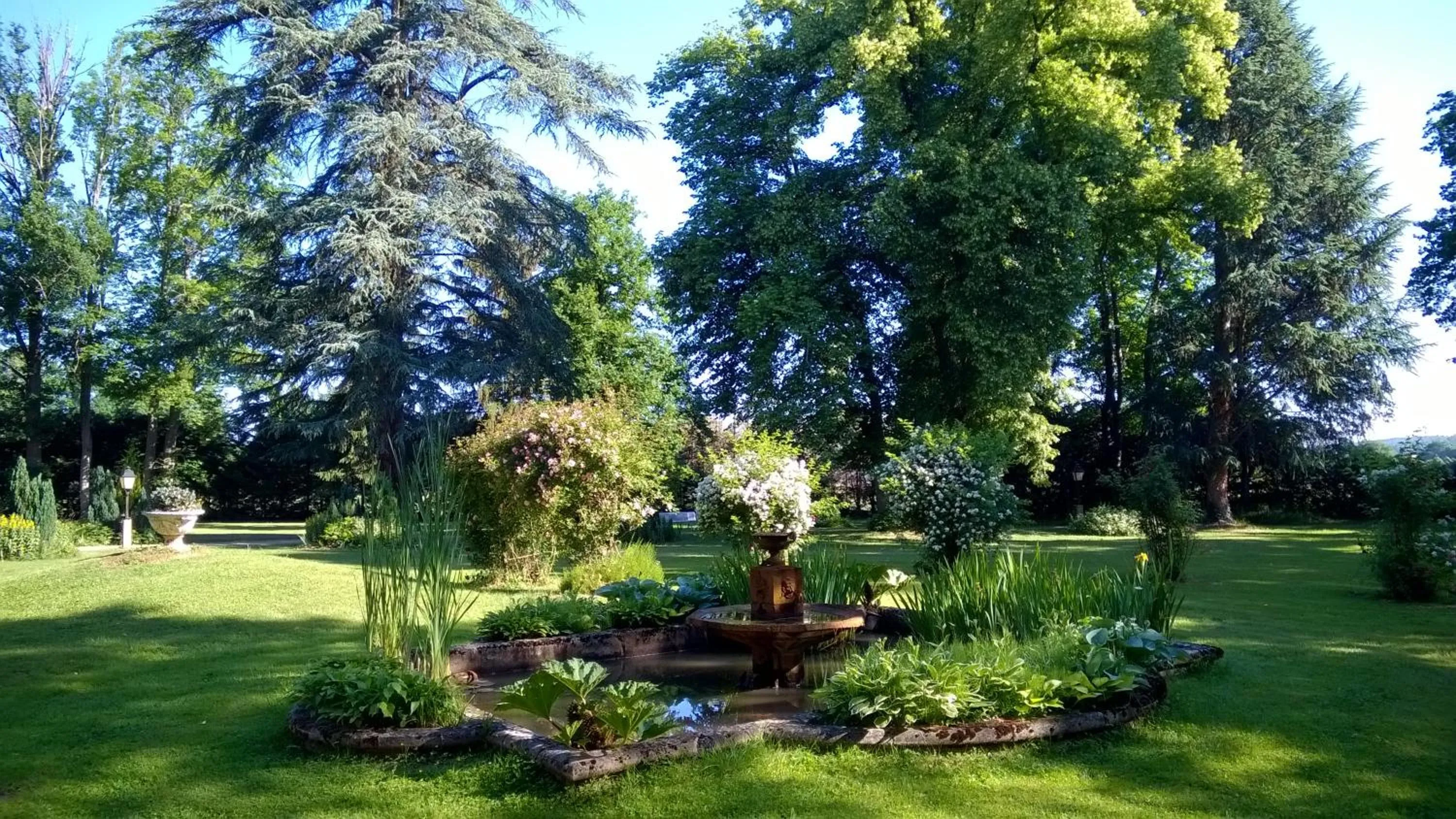 Garden in Château de la Vernède, la Grande Vernède