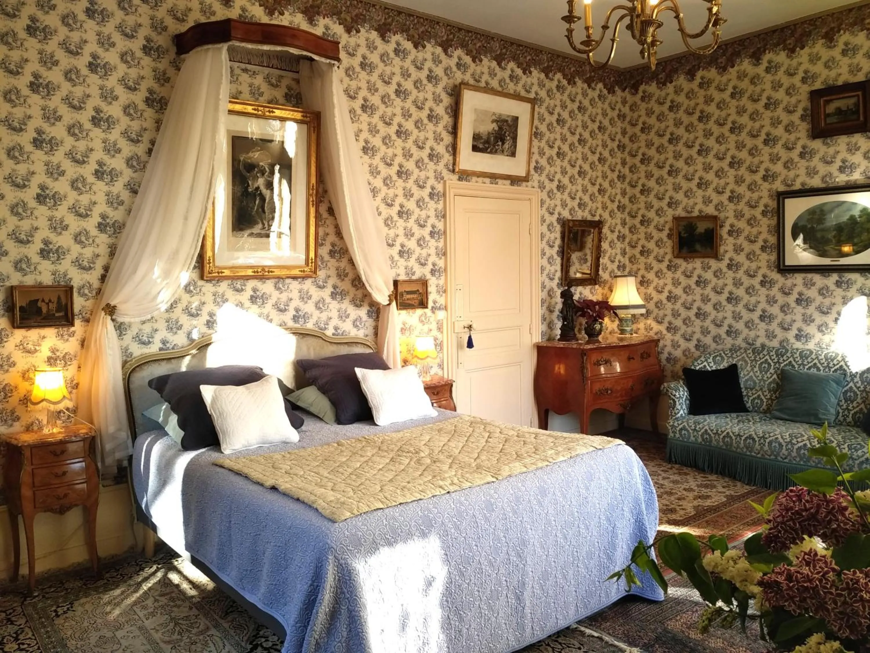 Bed in Château de la Vernède, la Grande Vernède