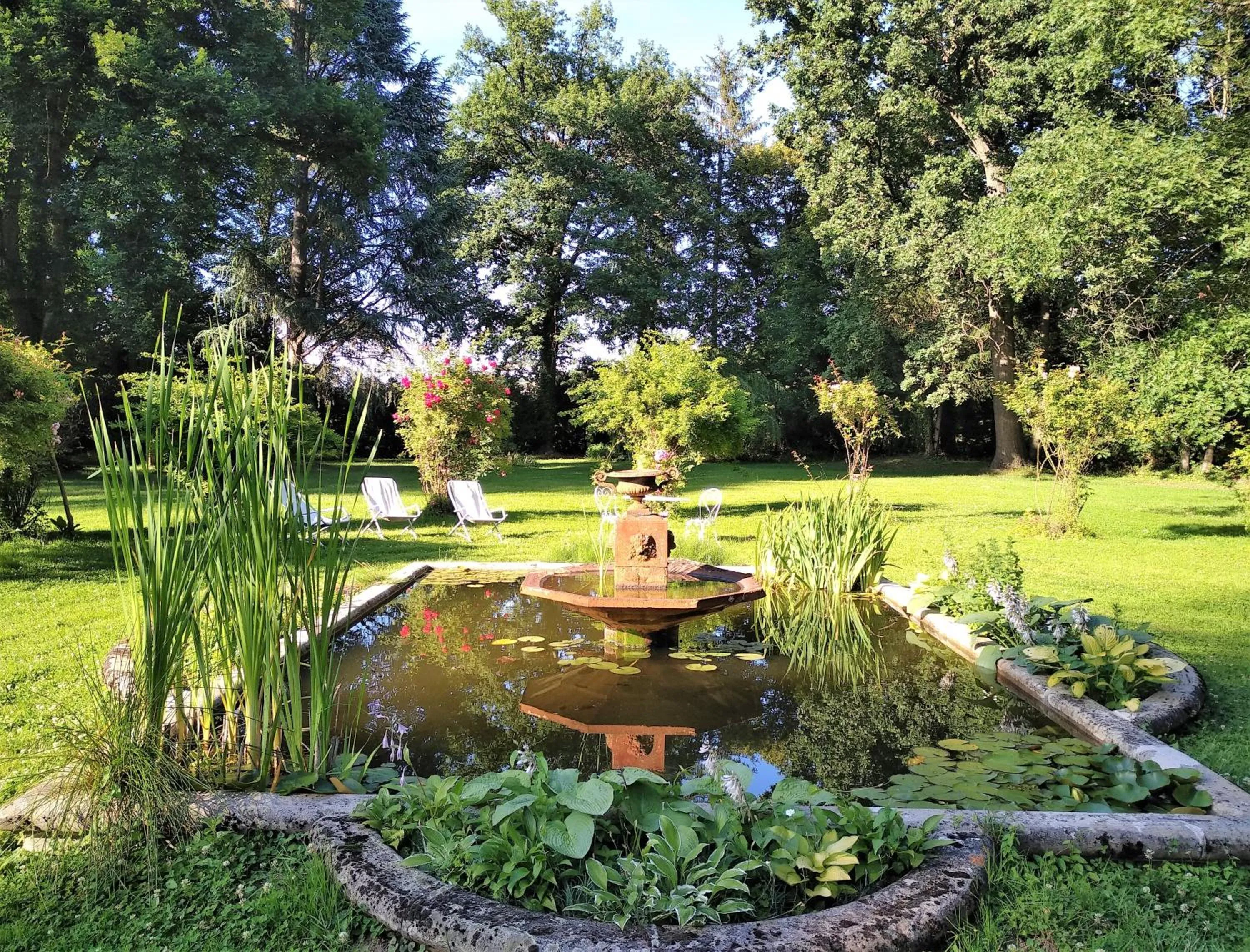 Garden in Château de la Vernède, la Grande Vernède