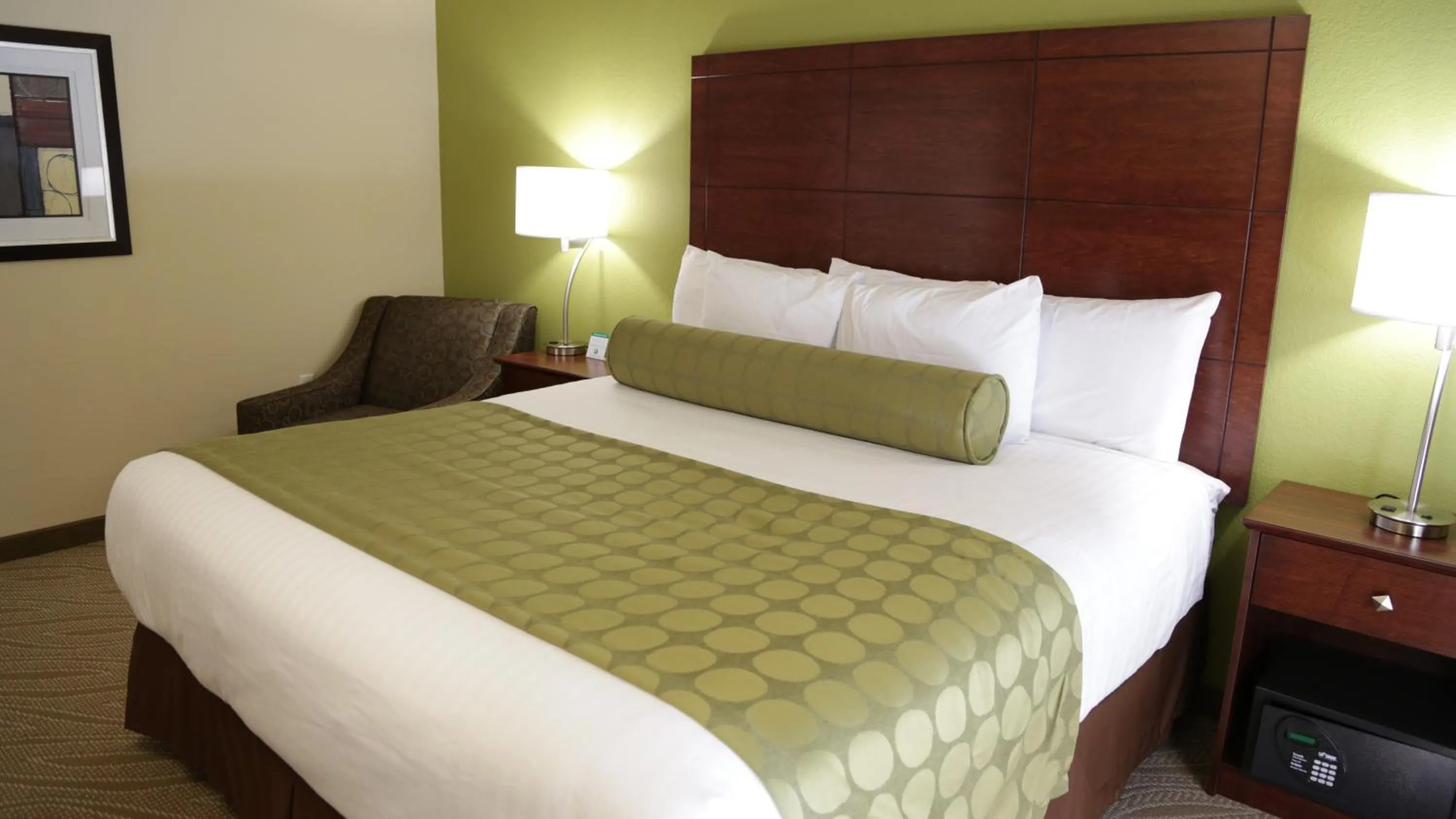 Bed in Comfort Inn & Suites Marquette - Prairie du Chien