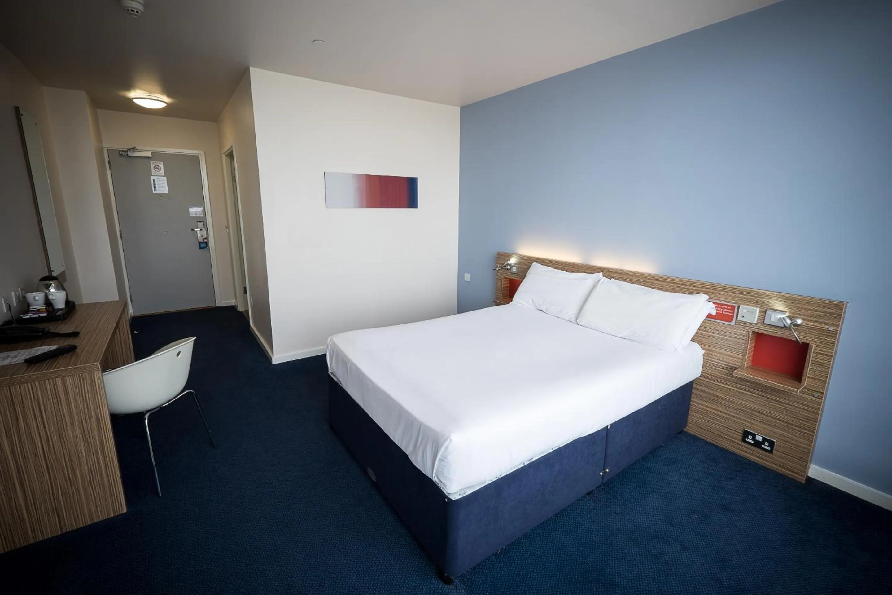 Photo of the whole room, Bed in Travelodge Limerick Castletroy