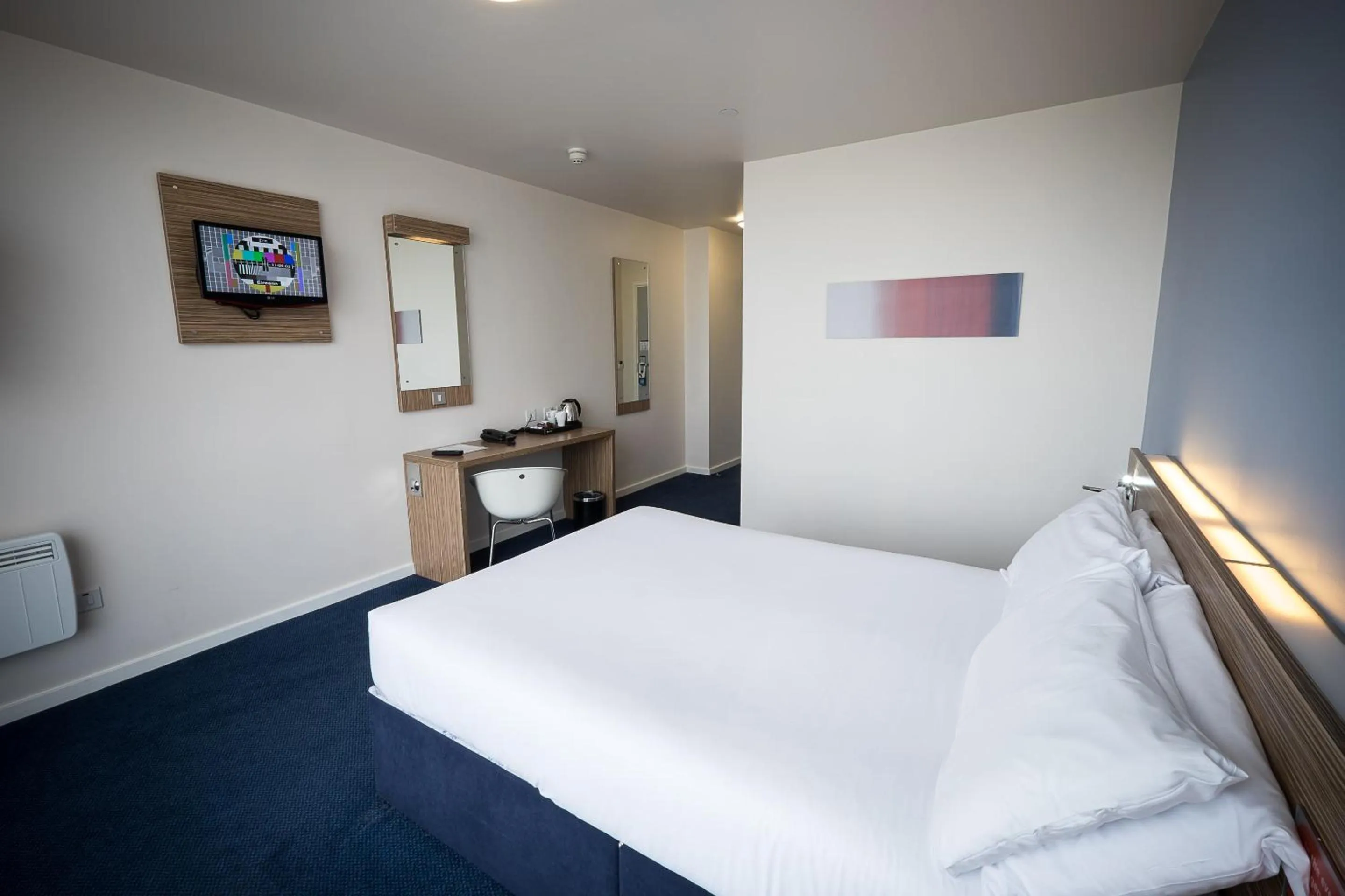 Photo of the whole room, Bed in Travelodge Limerick Castletroy