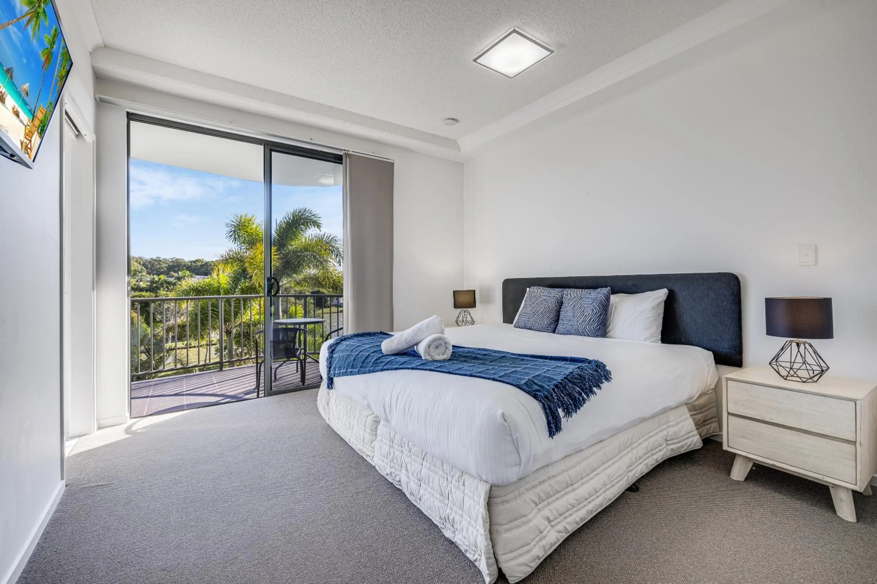 Bedroom, Bed in Meridian Alex Beach Apartments