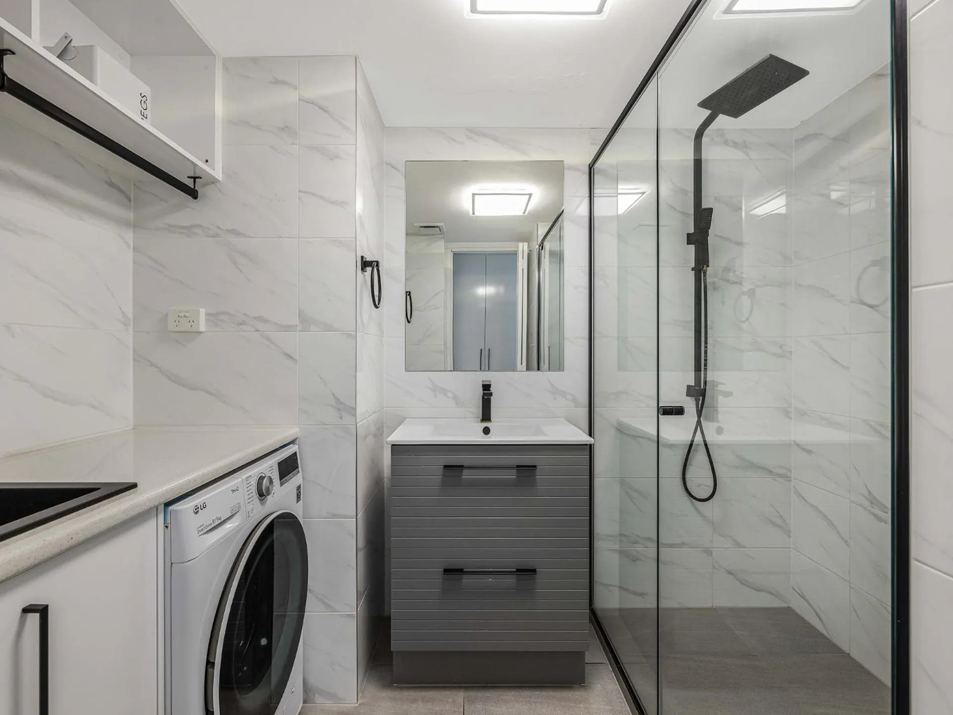 Bathroom in Meridian Alex Beach Apartments