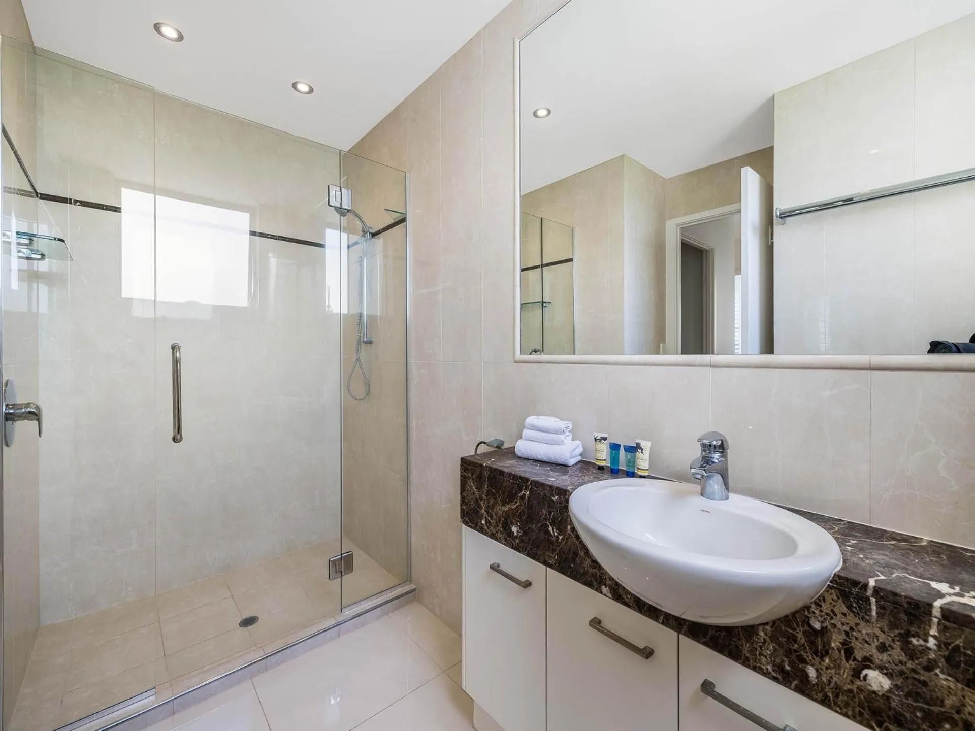 Shower in Meridian Alex Beach Apartments