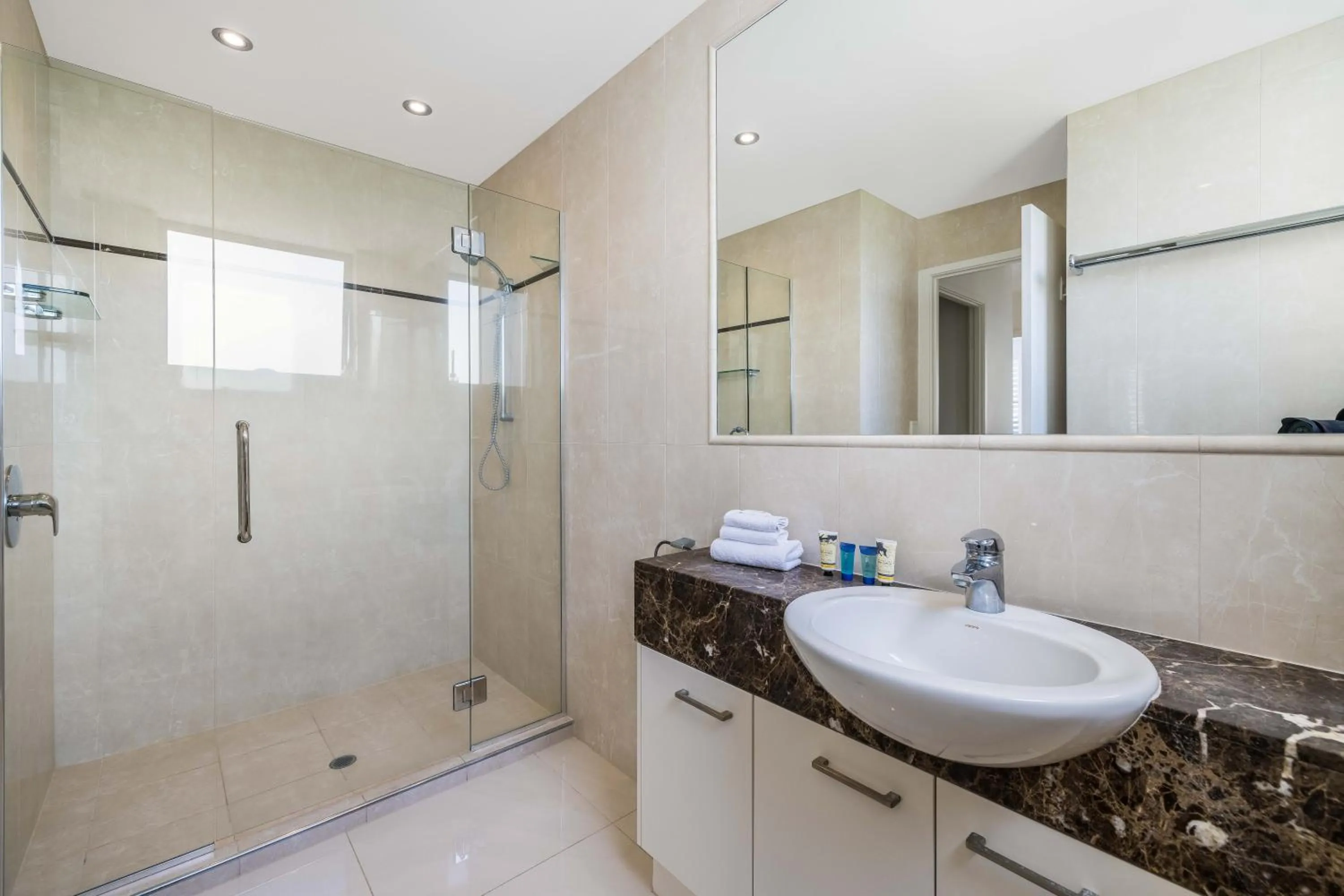 Toilet in Meridian Alex Beach Apartments