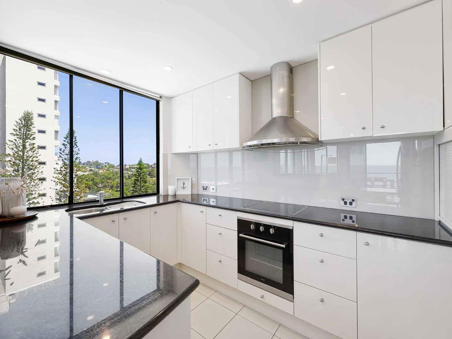 Kitchen or kitchenette in Meridian Alex Beach Apartments