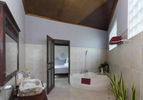 Bathroom, Bed in Baliku Dive Resort