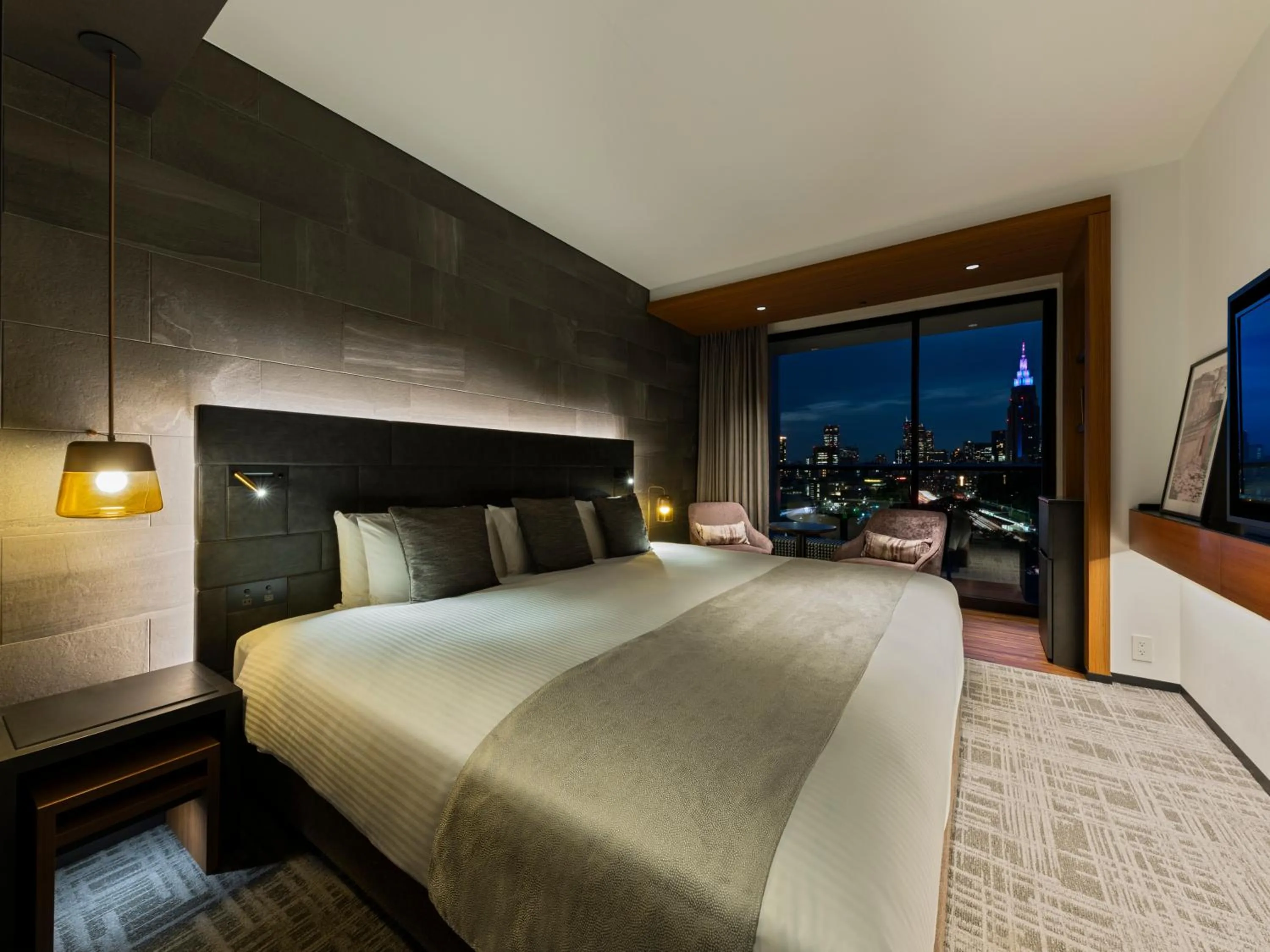 Bed in Mitsui Garden Hotel Jingugaien Tokyo Premier