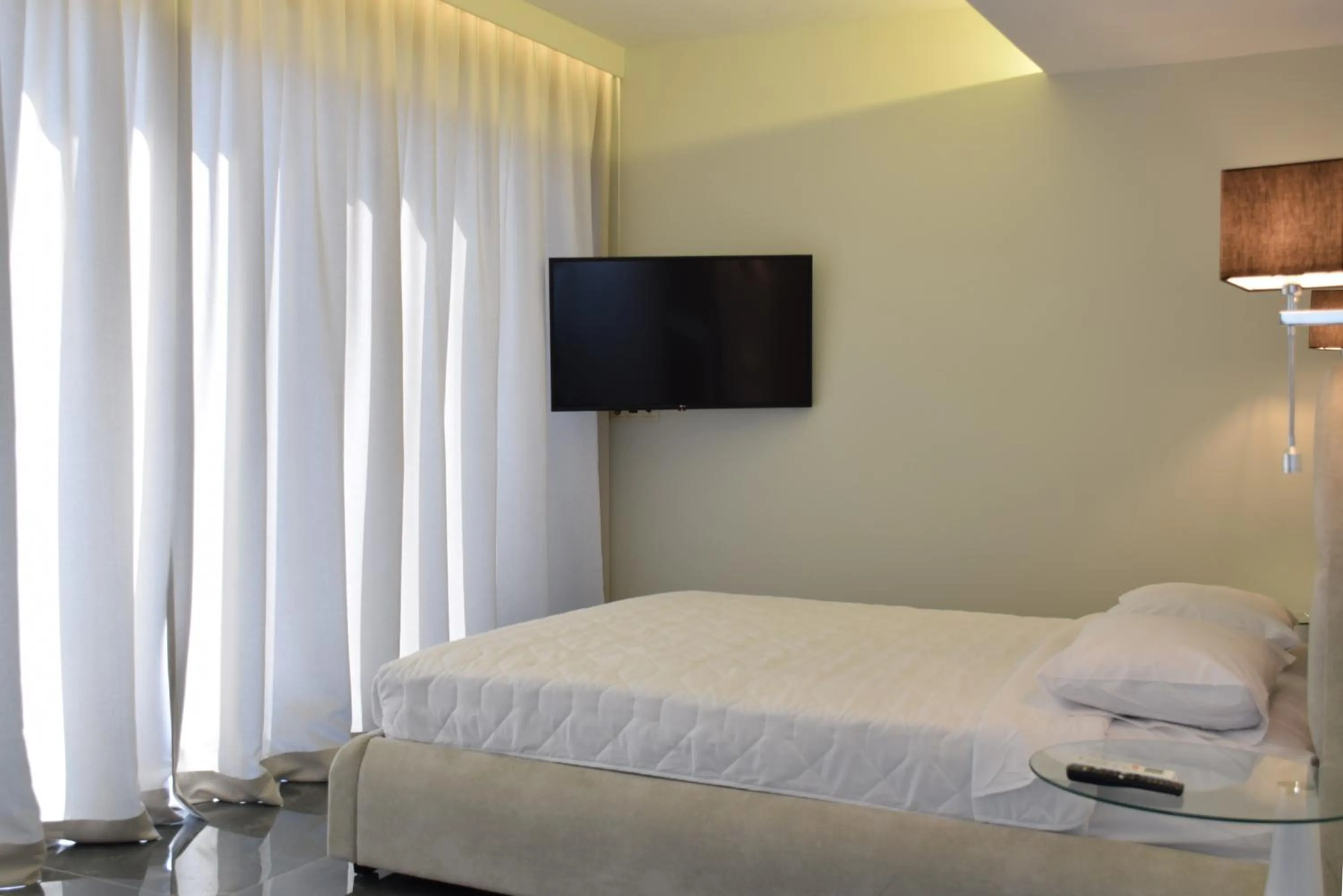 TV and multimedia, Bed in 24K Athena Suites