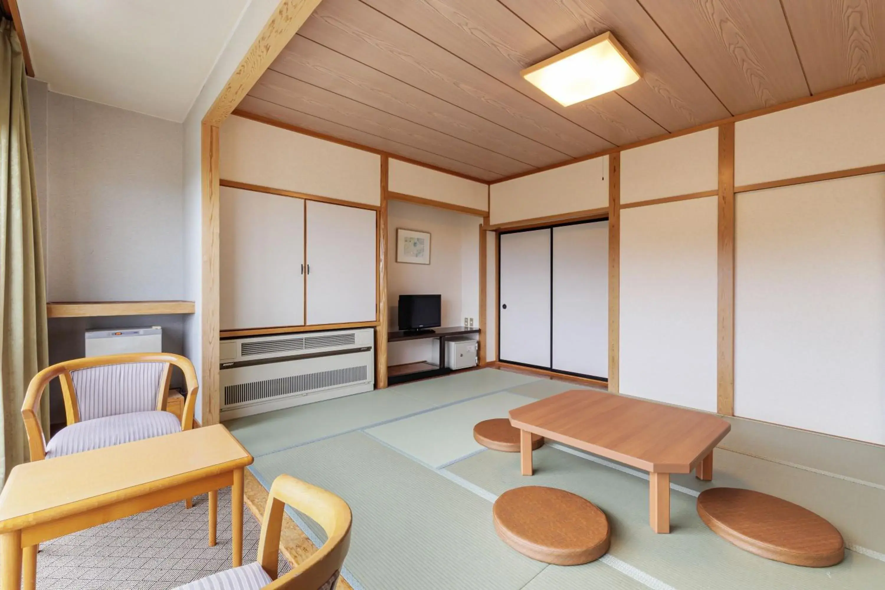 Japanese-Style Room B with Shared Bathroom and Private Toilet - Non-Smoking in Spa Resort Hawaiians Hotel Hawaiians Japanese-Style Room B with Shared Bathroom and Private Toilet - Non-Smoking in Spa Resort Hawaiians Hotel Hawaiians