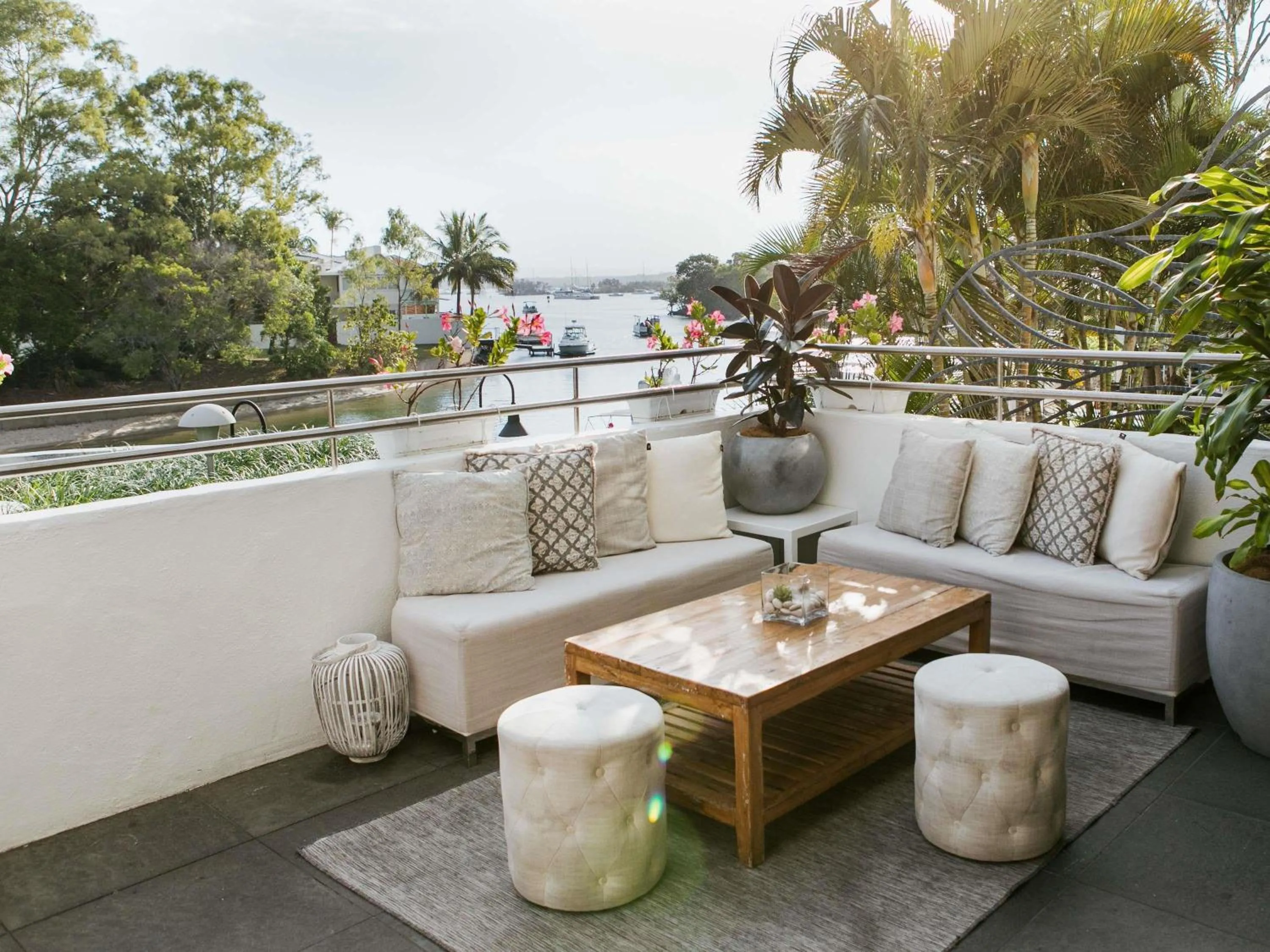 Lounge or bar in Sofitel Noosa Pacific Resort