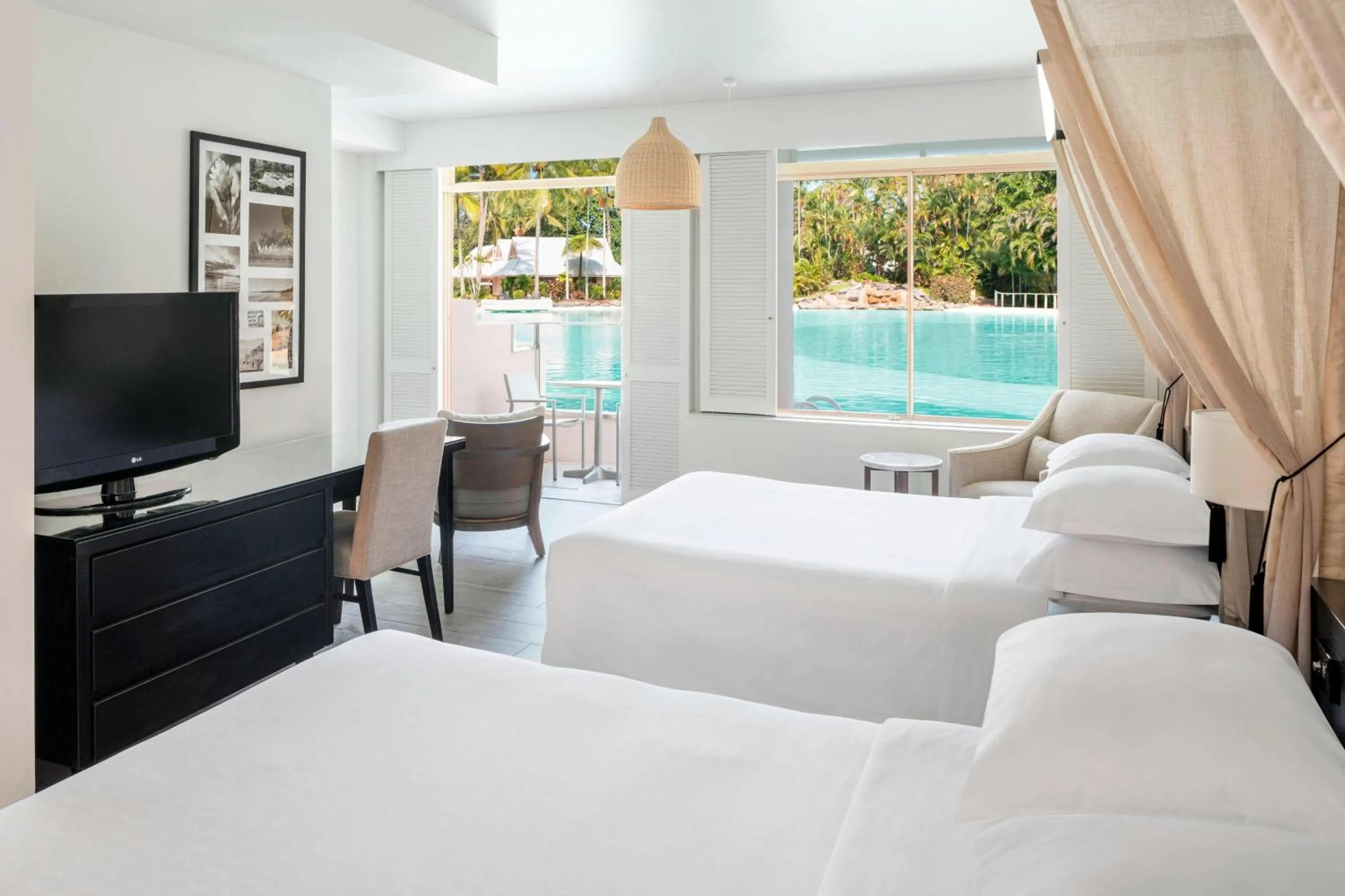 Swimming pool, Bed in Sheraton Grand Mirage Resort, Port Douglas