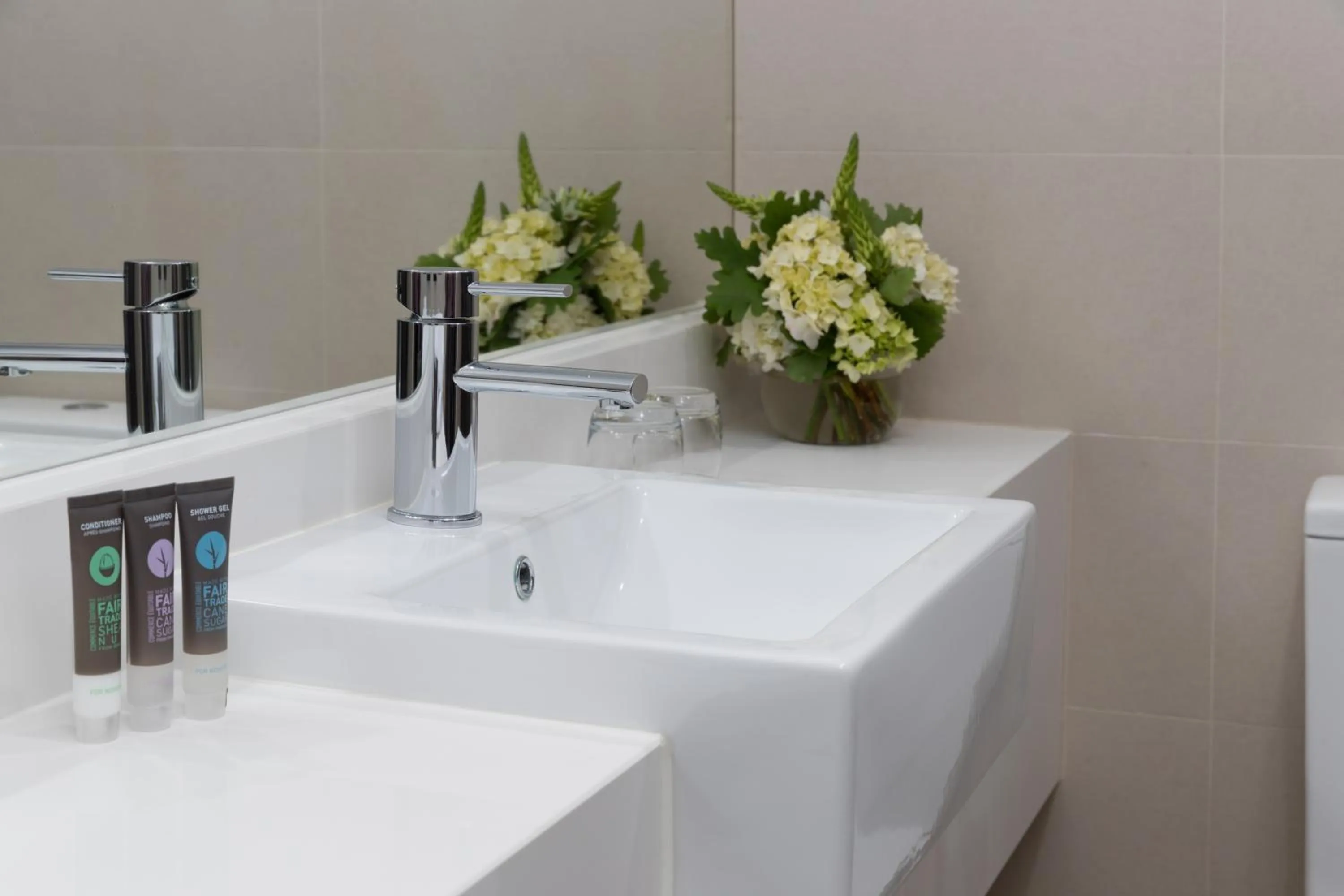 Toilet in Novotel Geelong