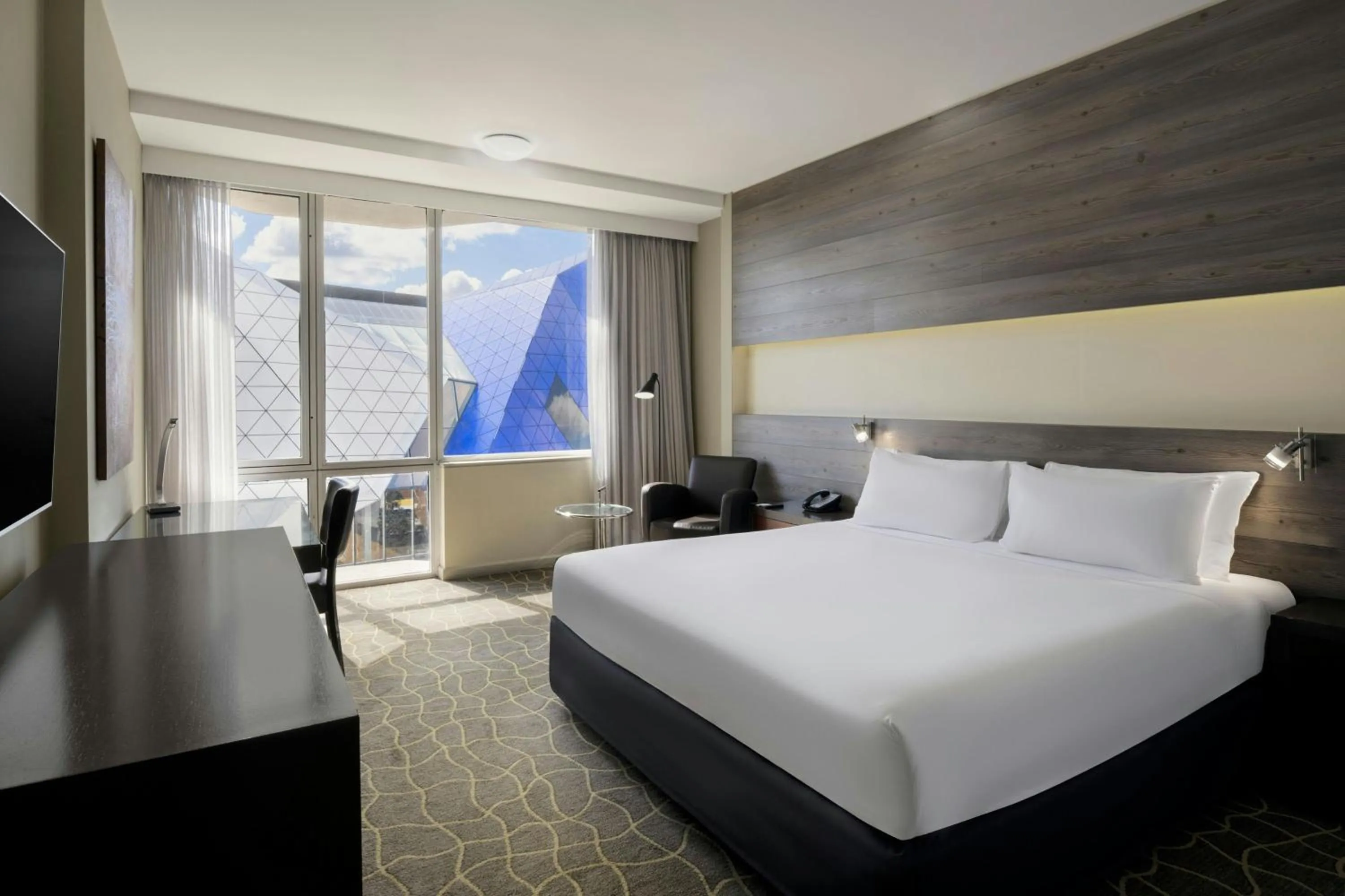 Photo of the whole room, Bed in Four Points by Sheraton Perth