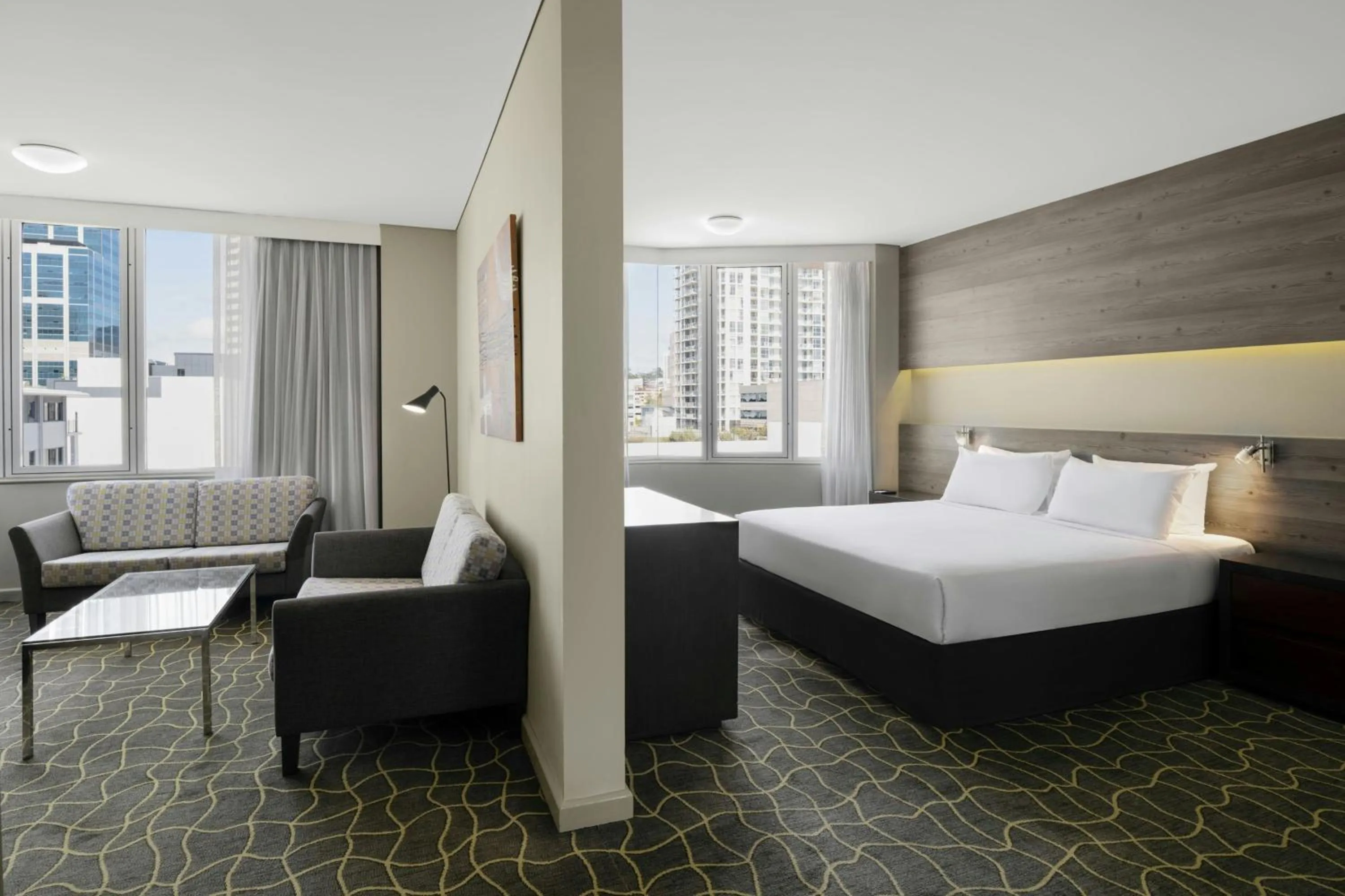 Photo of the whole room, Bed in Four Points by Sheraton Perth
