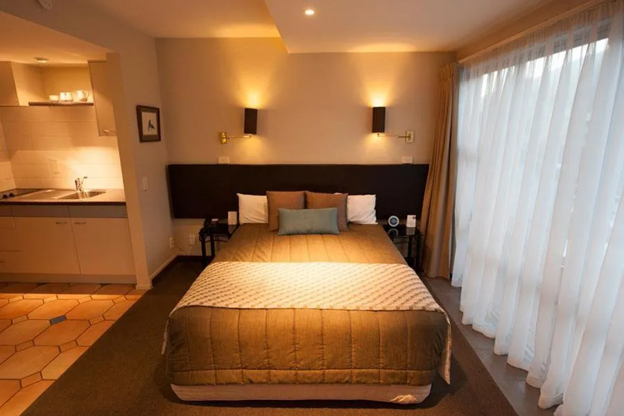 Bedroom, Bed in Hurley's of Queenstown