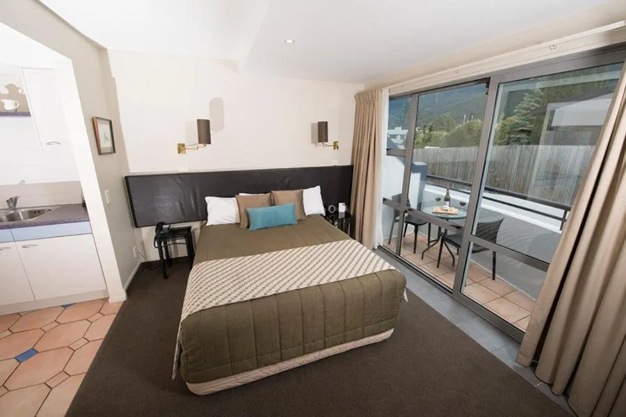 Balcony/Terrace, Bed in Hurley's of Queenstown