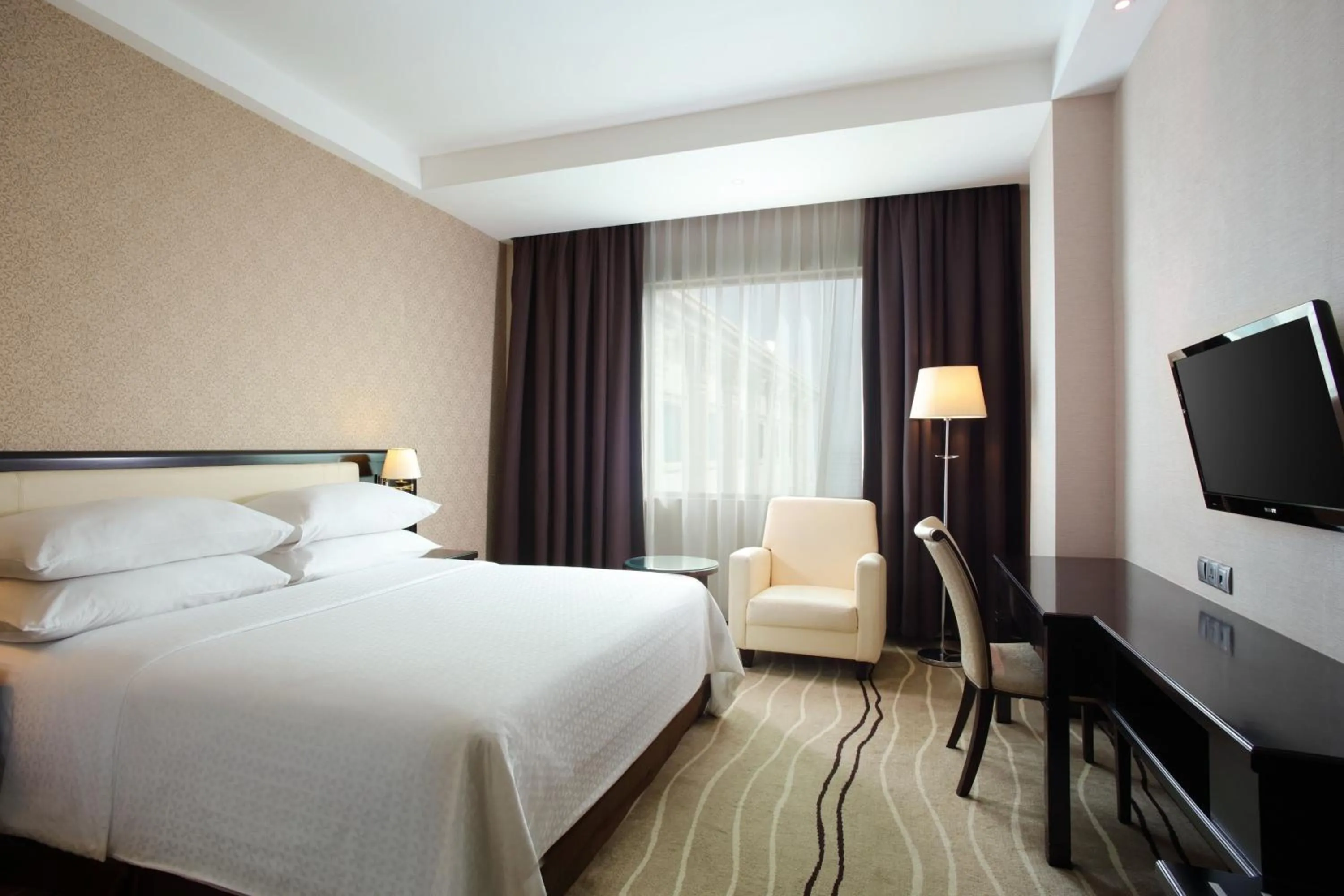 Photo of the whole room, Bed in Four Points by Sheraton Medan
