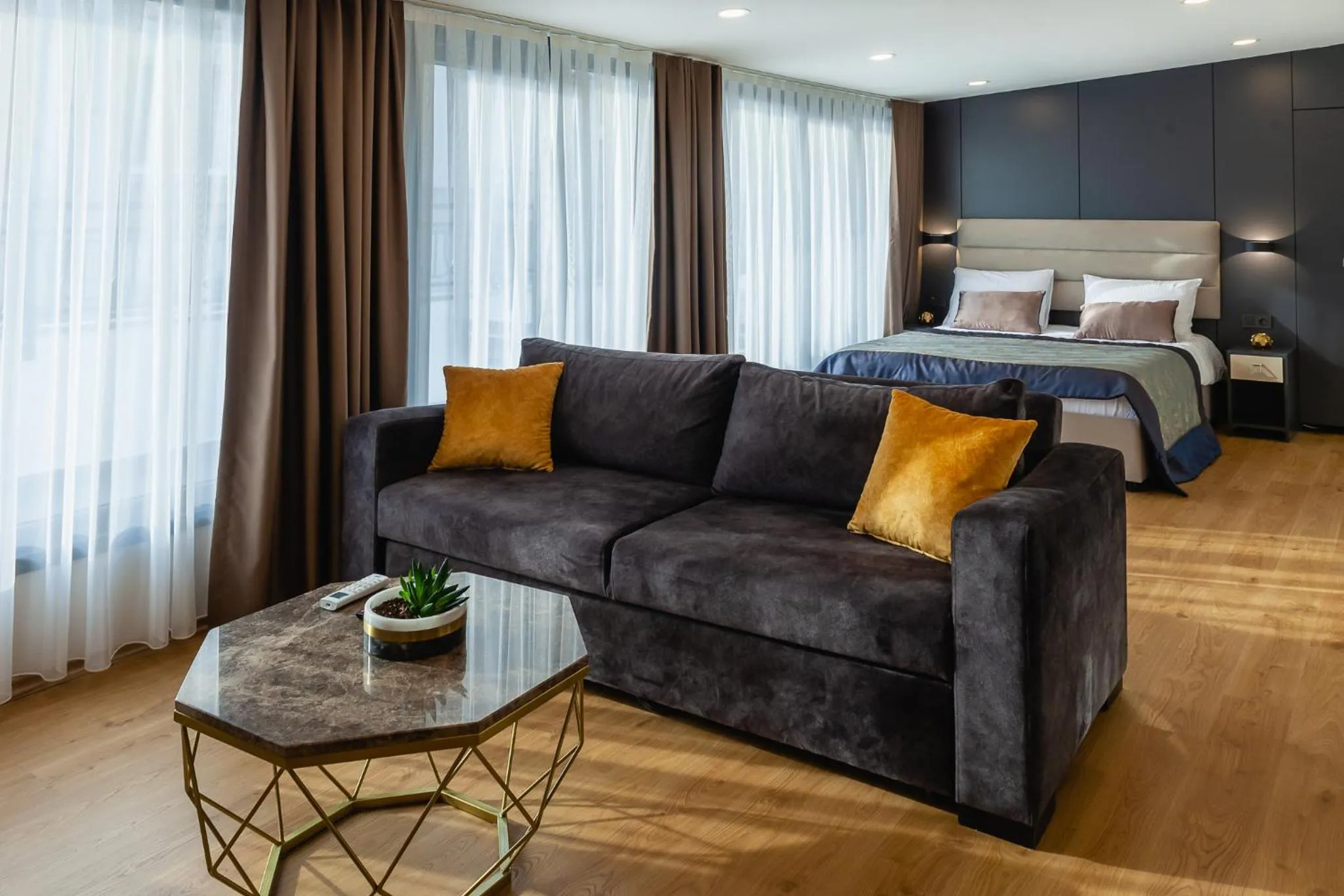 Living room, Bed in Norah Suites Hotel İstanbul
