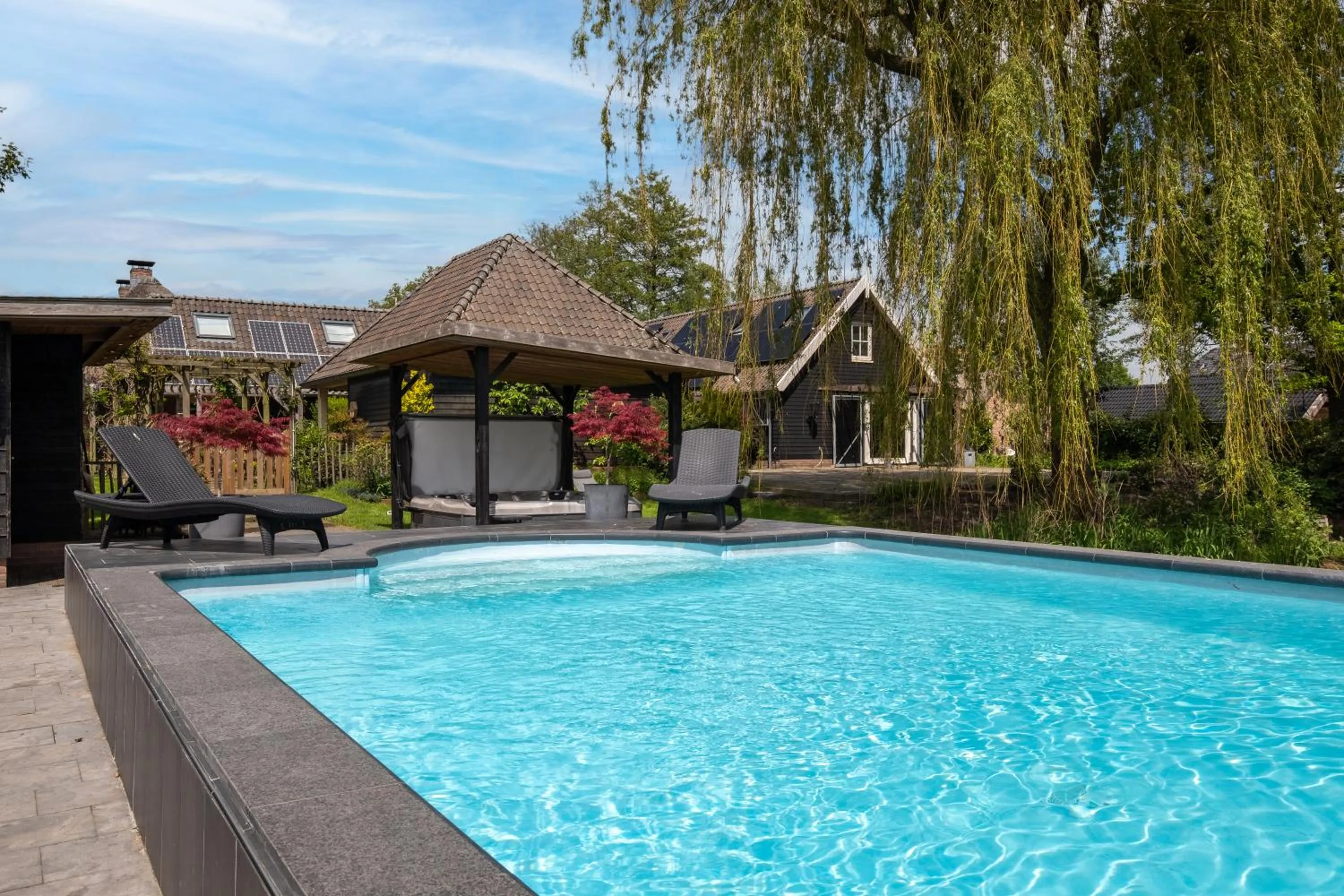 Swimming pool in Bed & Breakfast De Heughte