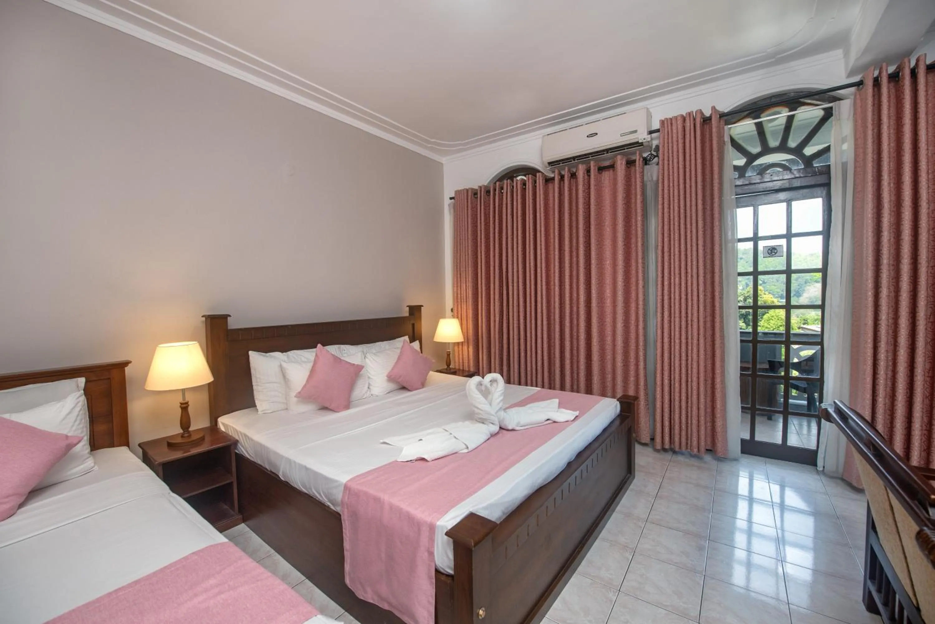 Photo of the whole room, Bed in Ceyloni Lake Residency