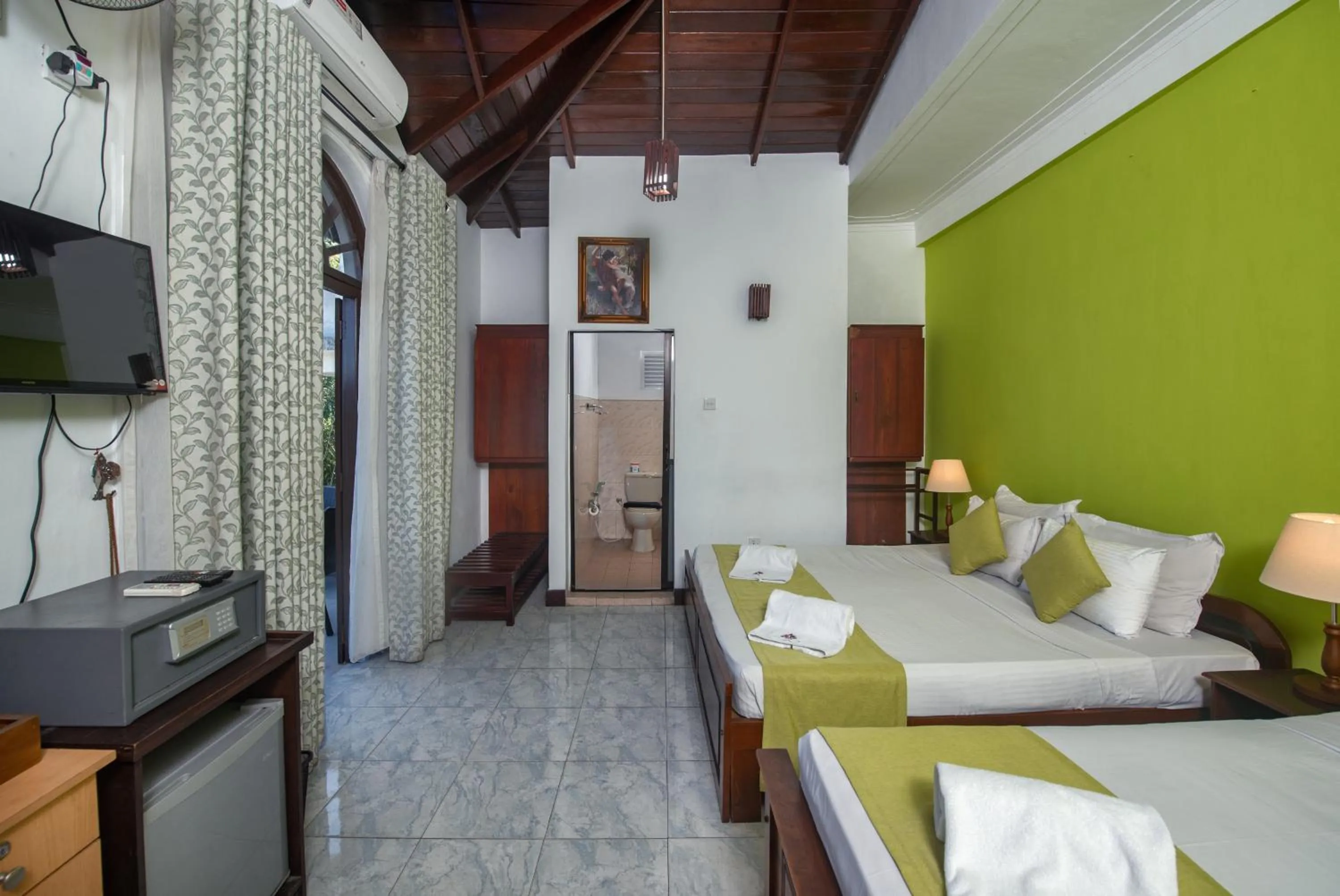 Photo of the whole room, Bed in Ceyloni Lake Residency