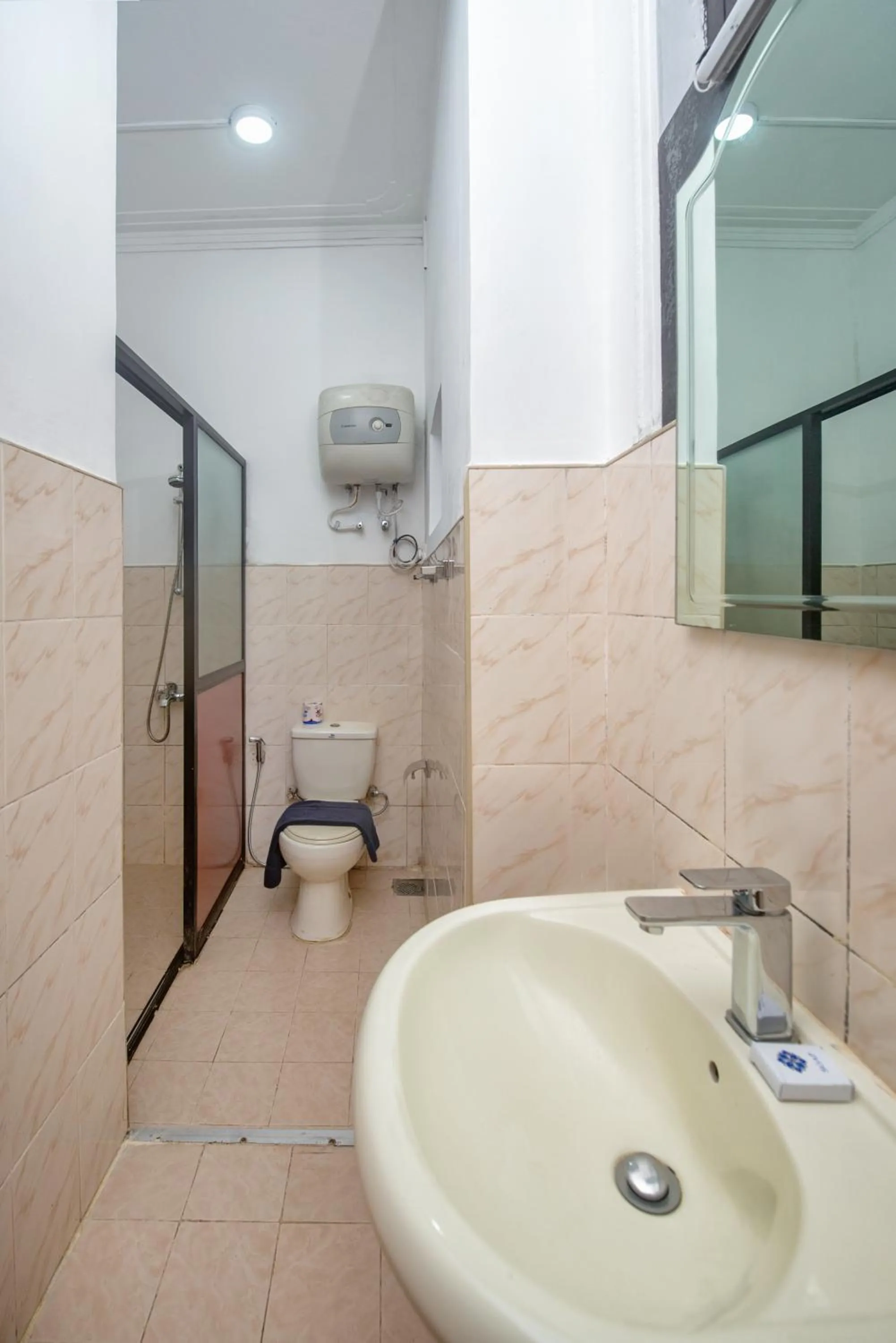 Shower in Ceyloni Lake Residency