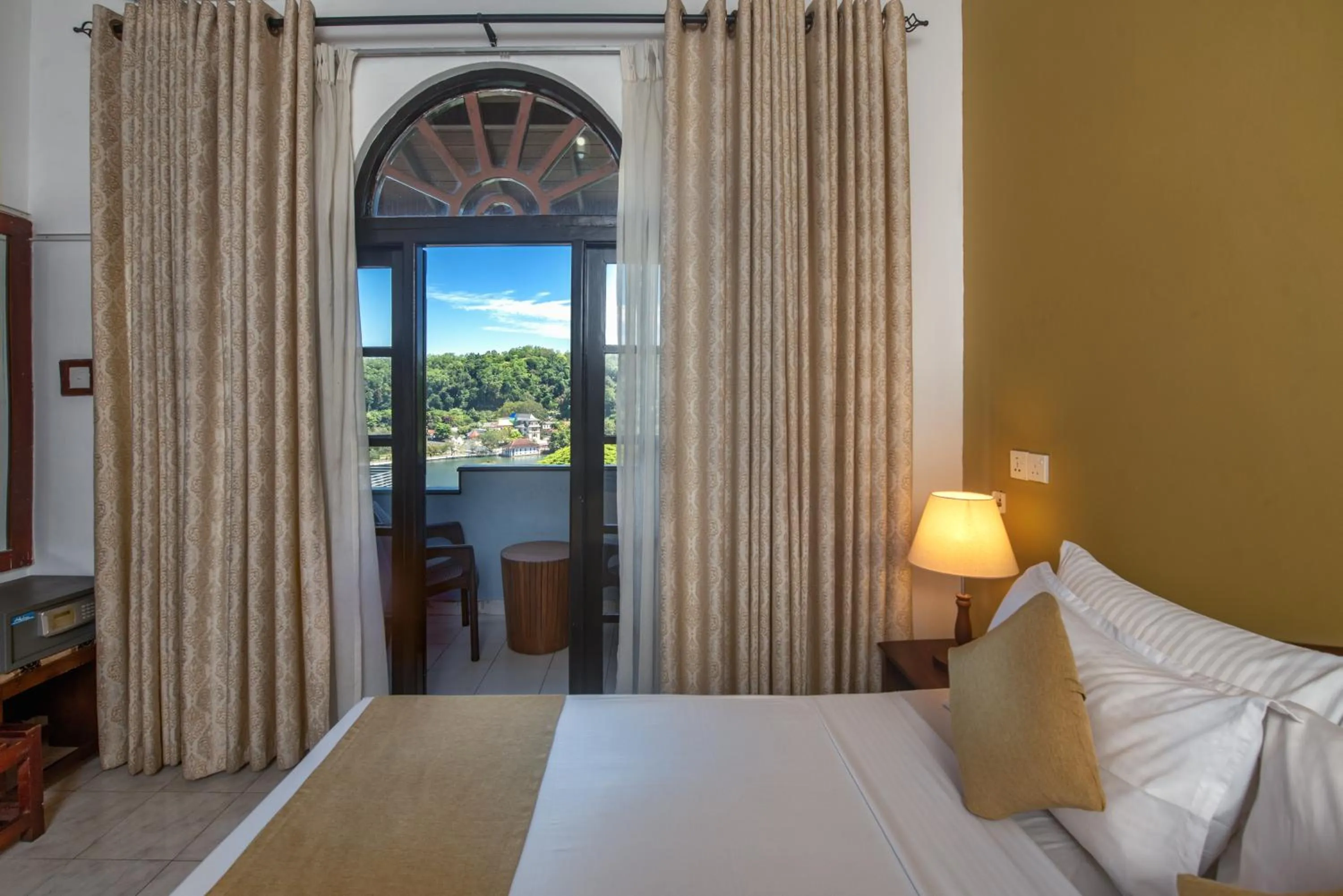 Photo of the whole room, Bed in Ceyloni Lake Residency