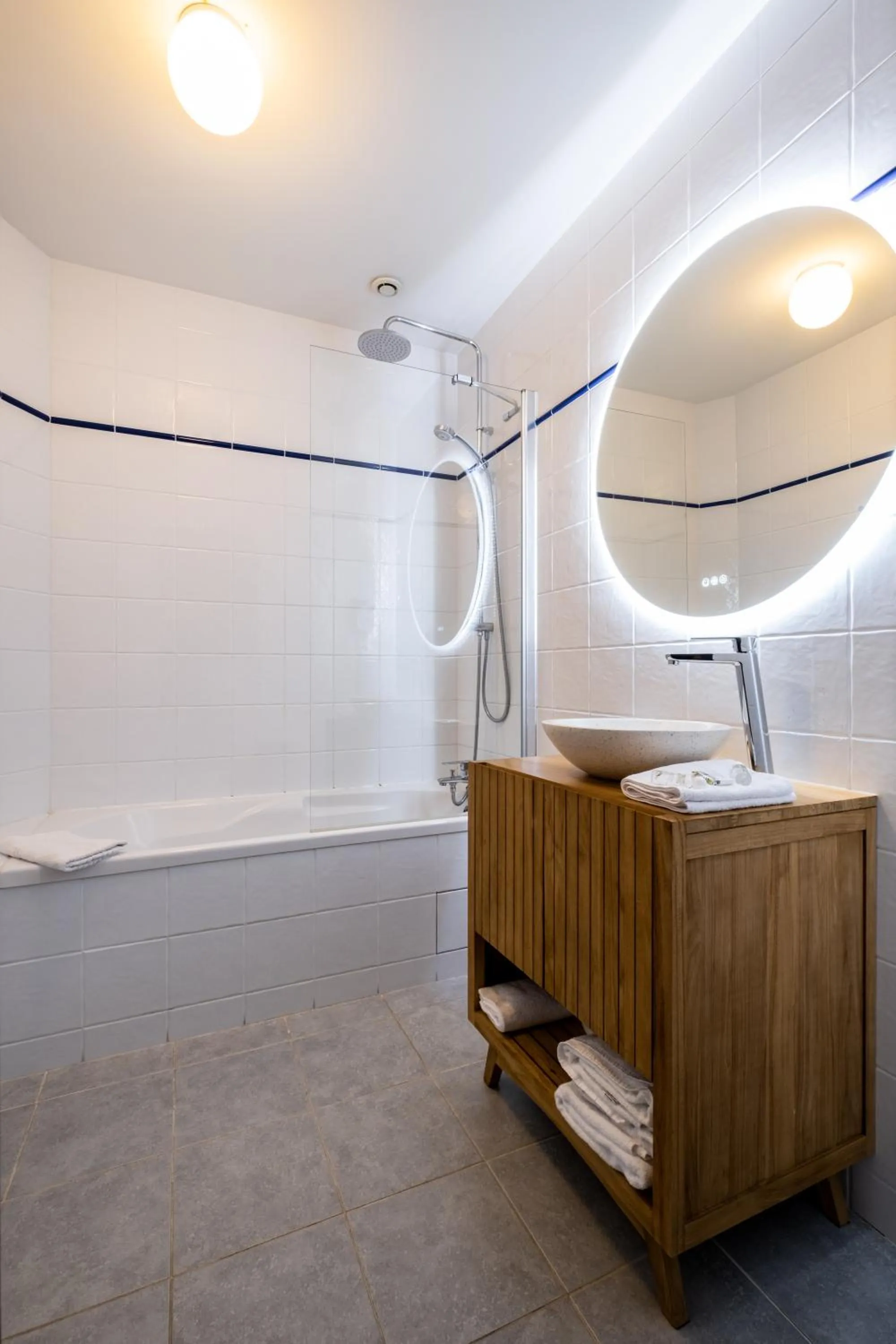 Bathroom in Hôtel Le Français