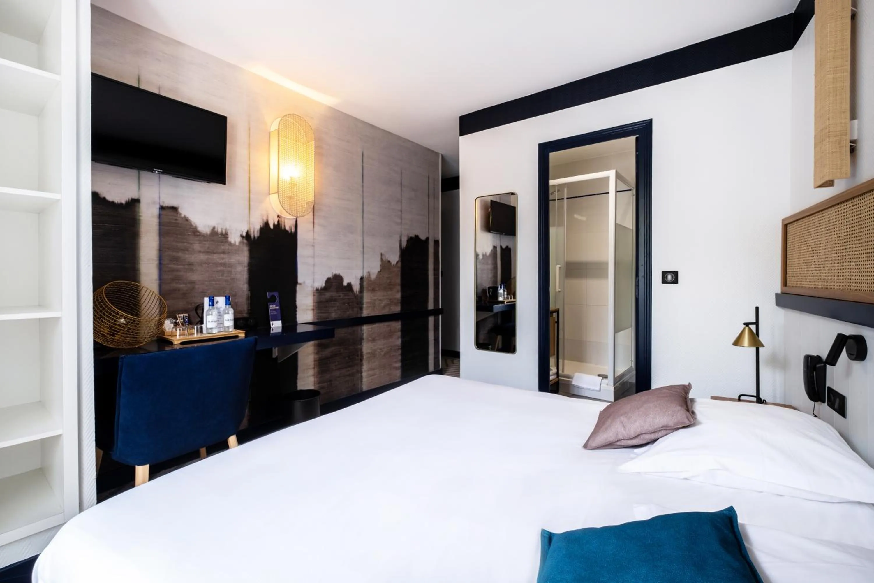 Photo of the whole room, Bed in Hôtel Le Français