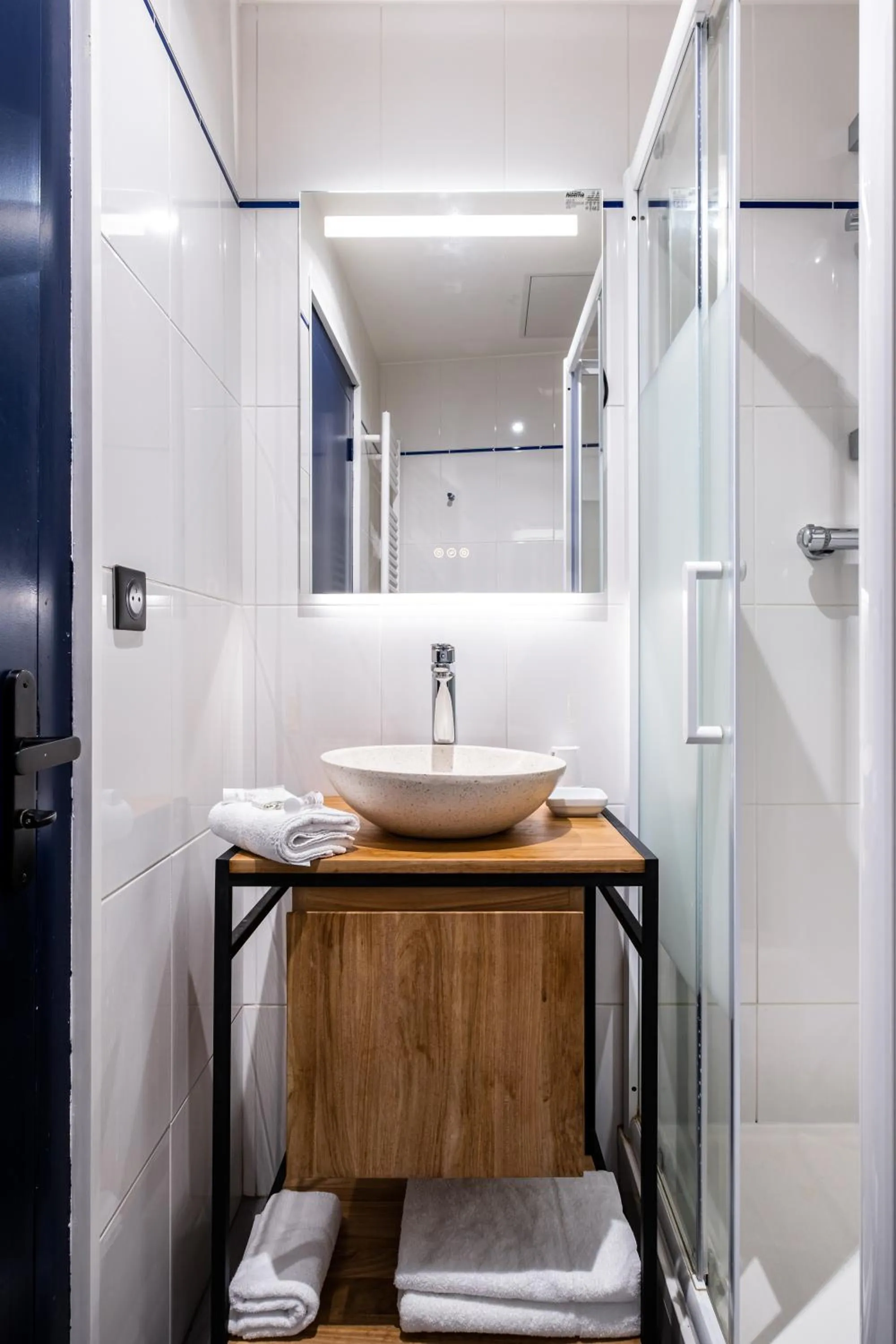 Bathroom in Hôtel Le Français