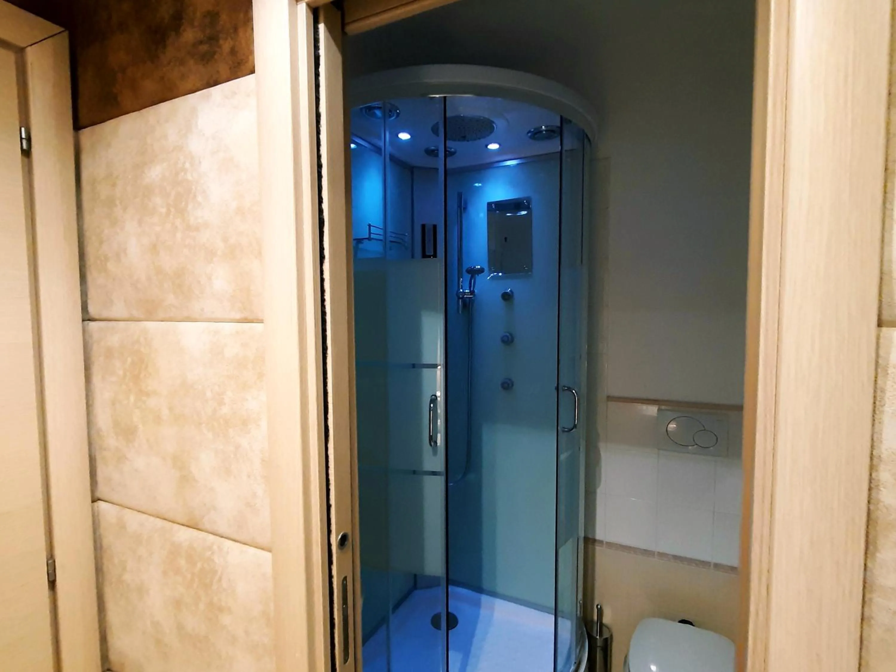 Shower in Gialli Vatican Guesthouse