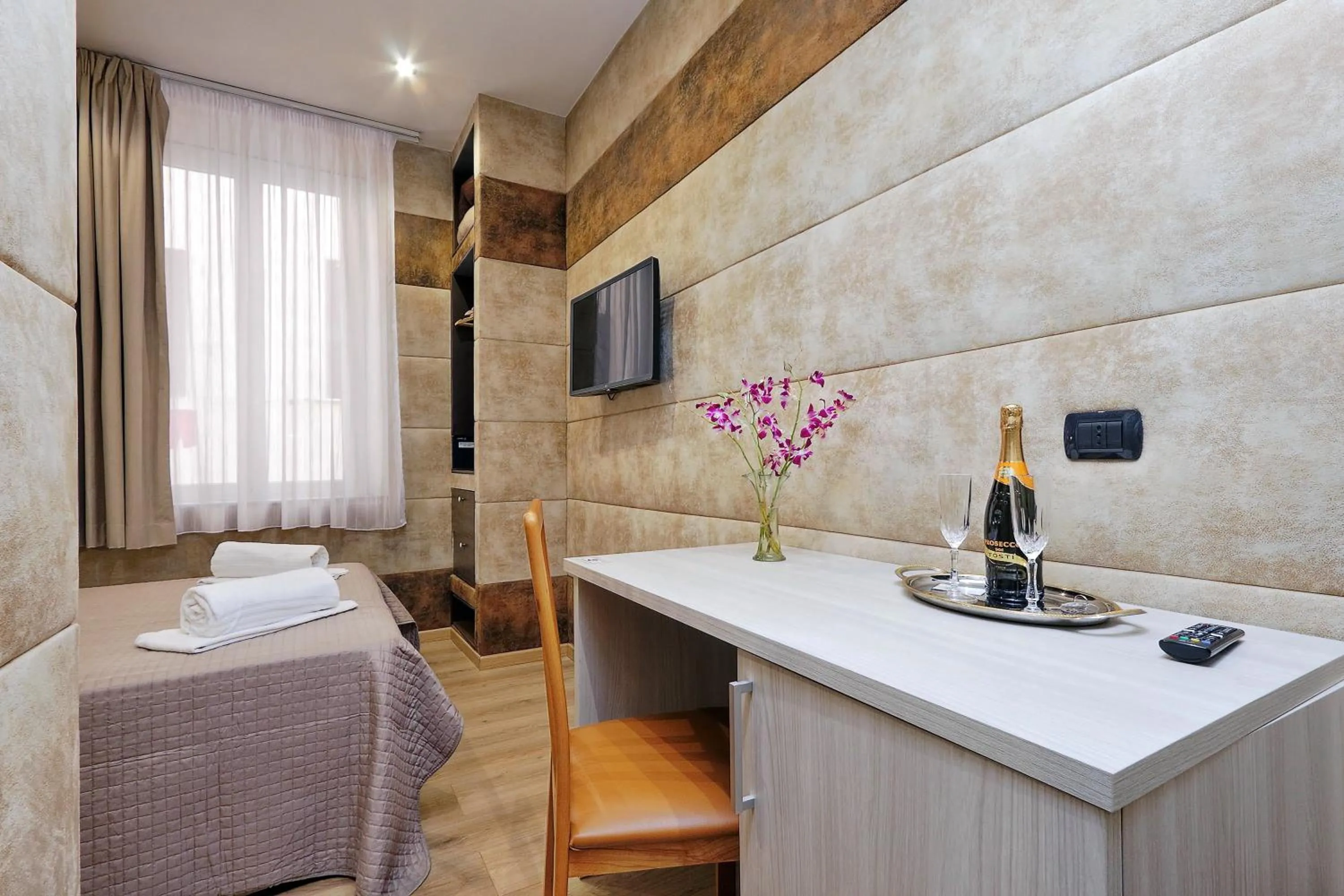 Photo of the whole room, Bed in Gialli Vatican Guesthouse