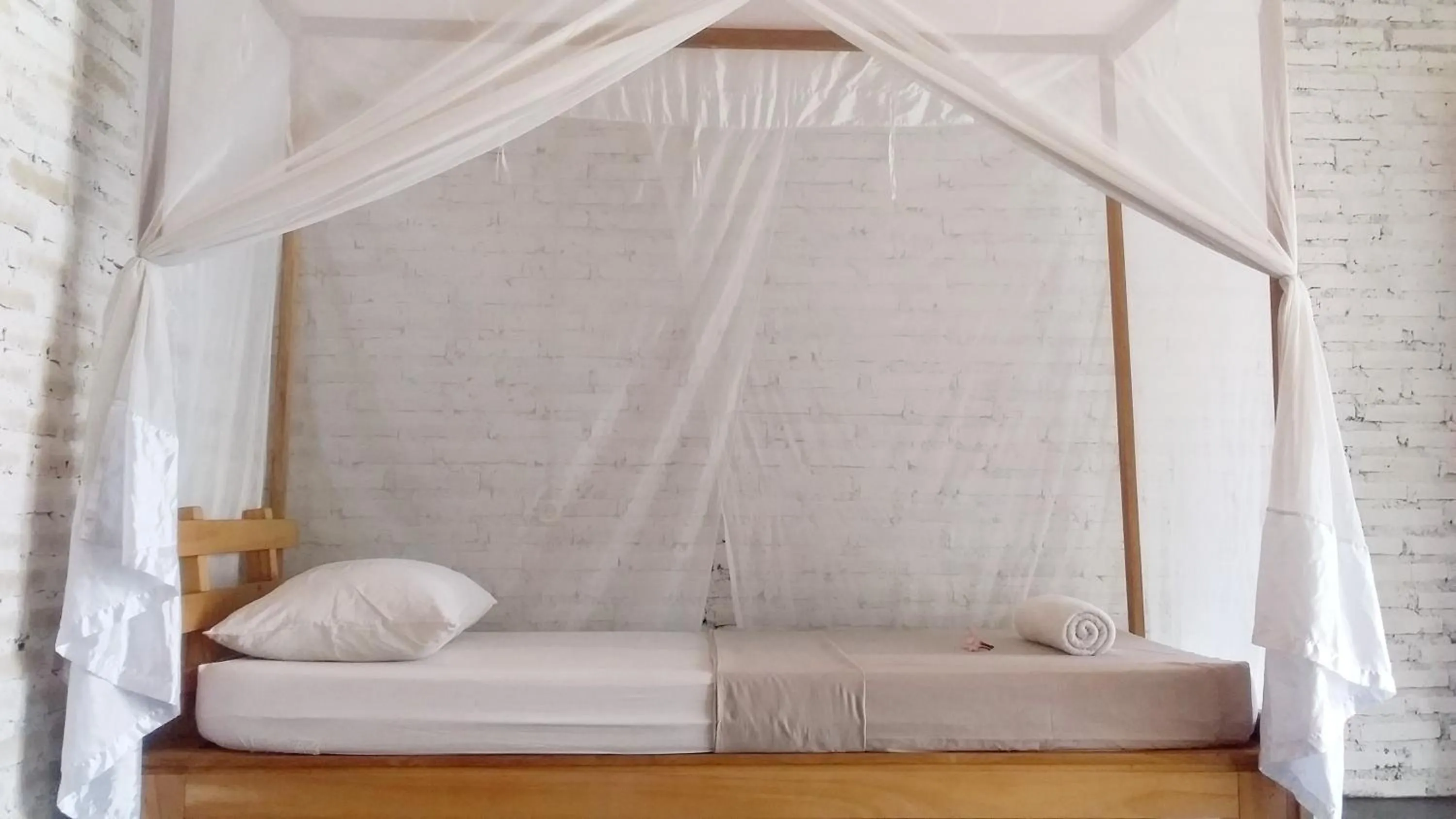 Bed in Jungle House - surf & stay