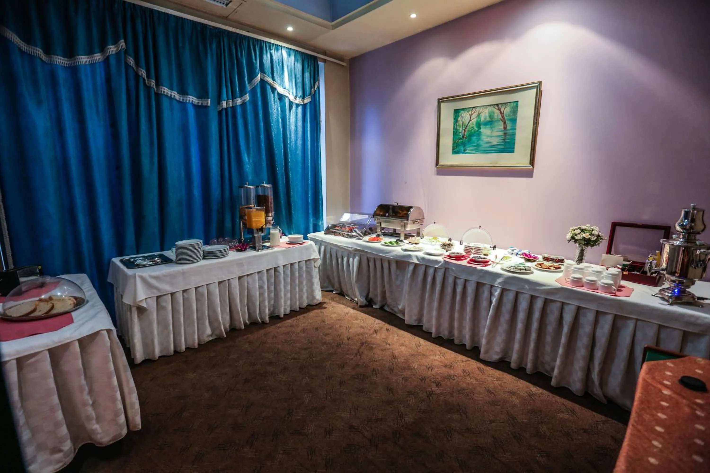 Restaurant/places to eat in Hotel Regency