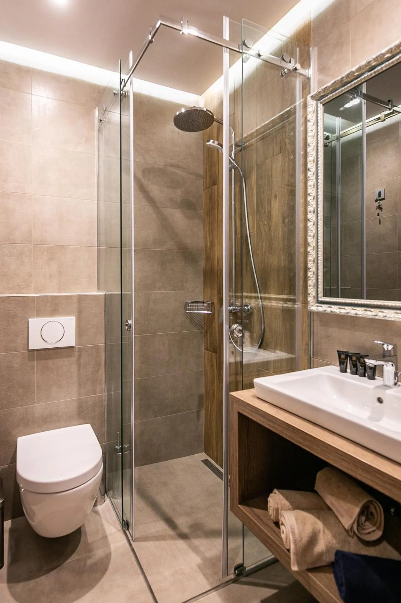 Shower in Teatro Suite & Rooms