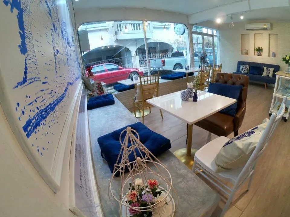 Restaurant/places to eat in Zleepinezz Hostel