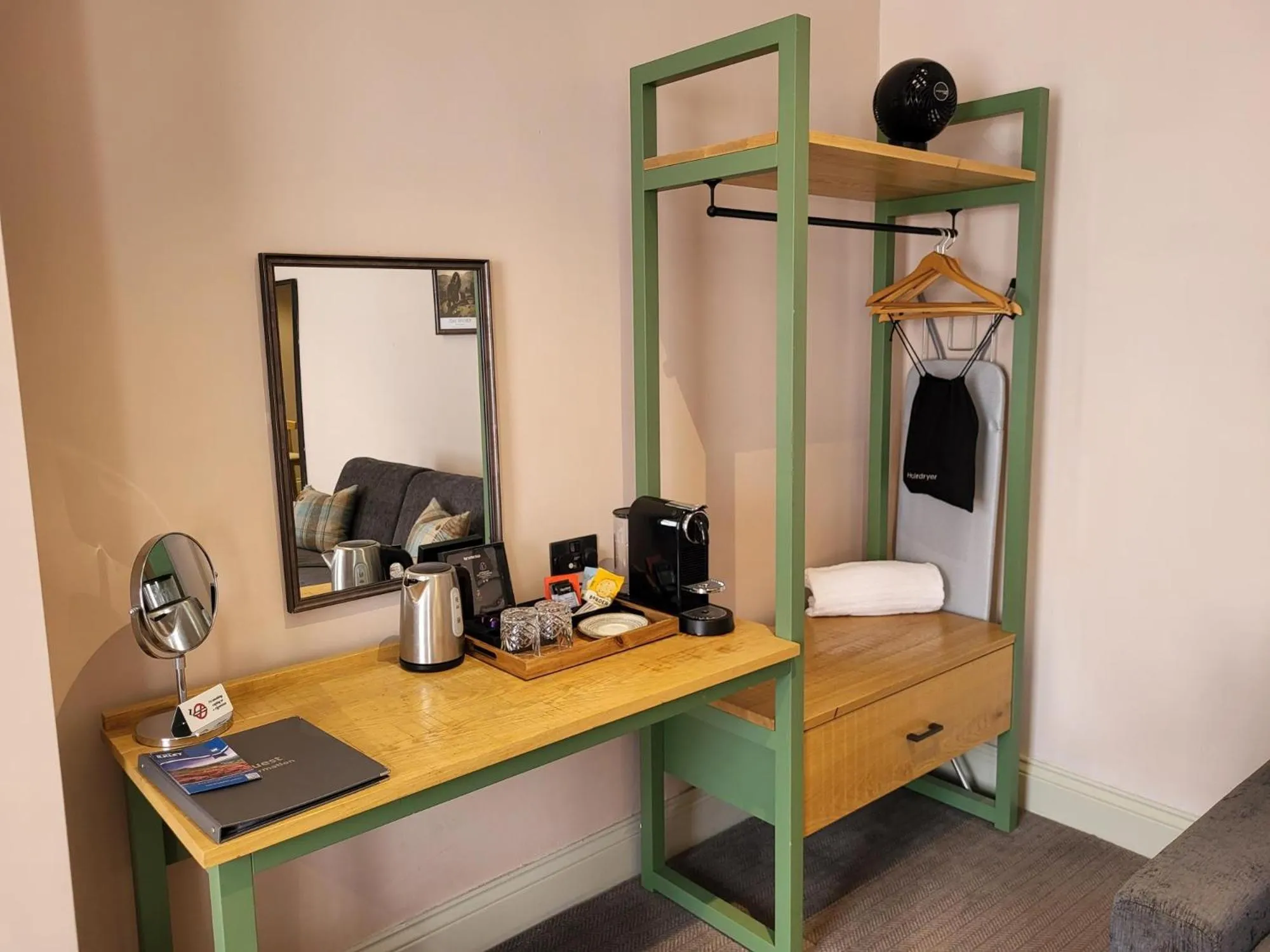 Coffee/tea facilities in The Black Hat