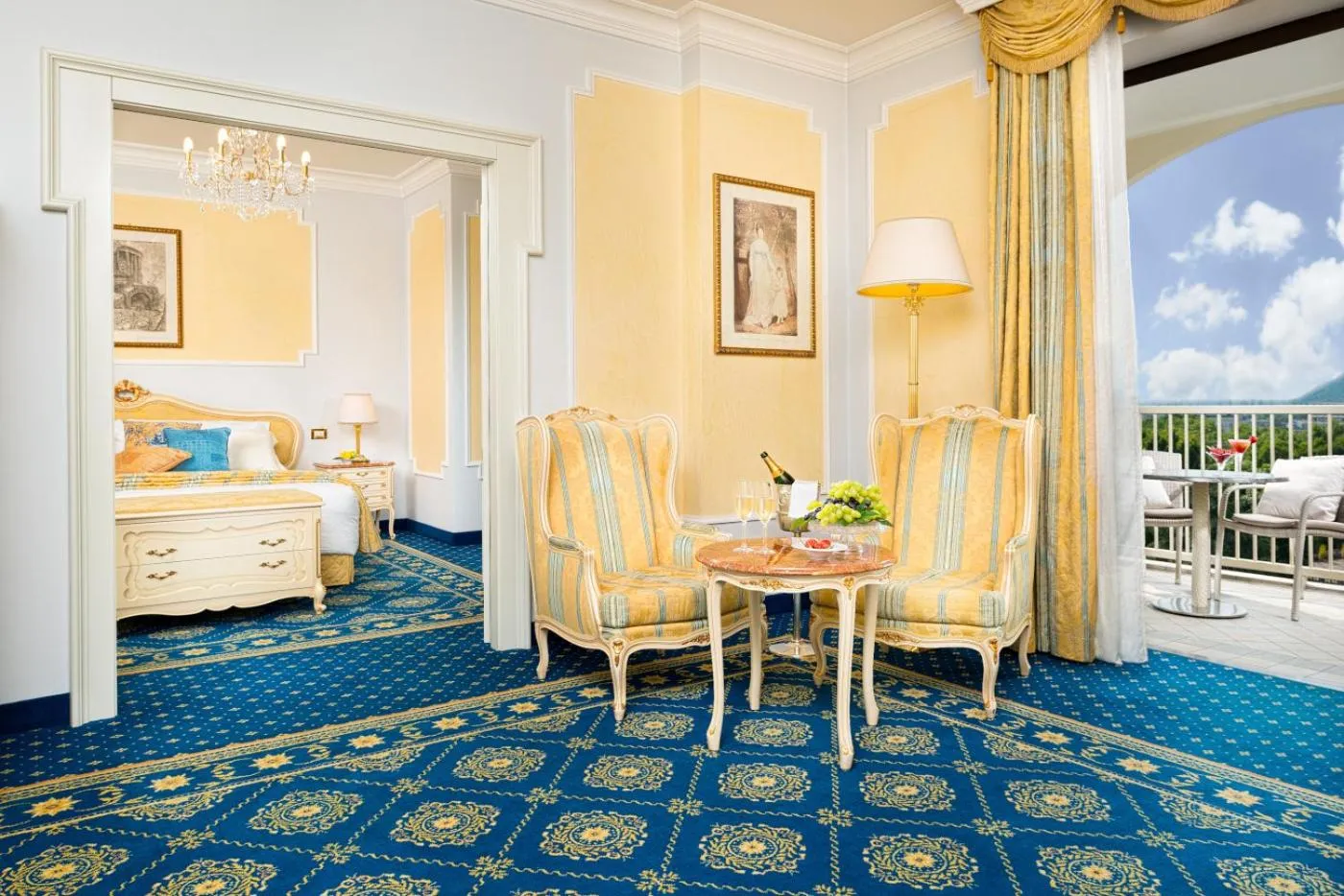 Living room, Bed in Grand Hotel Trieste & Victoria