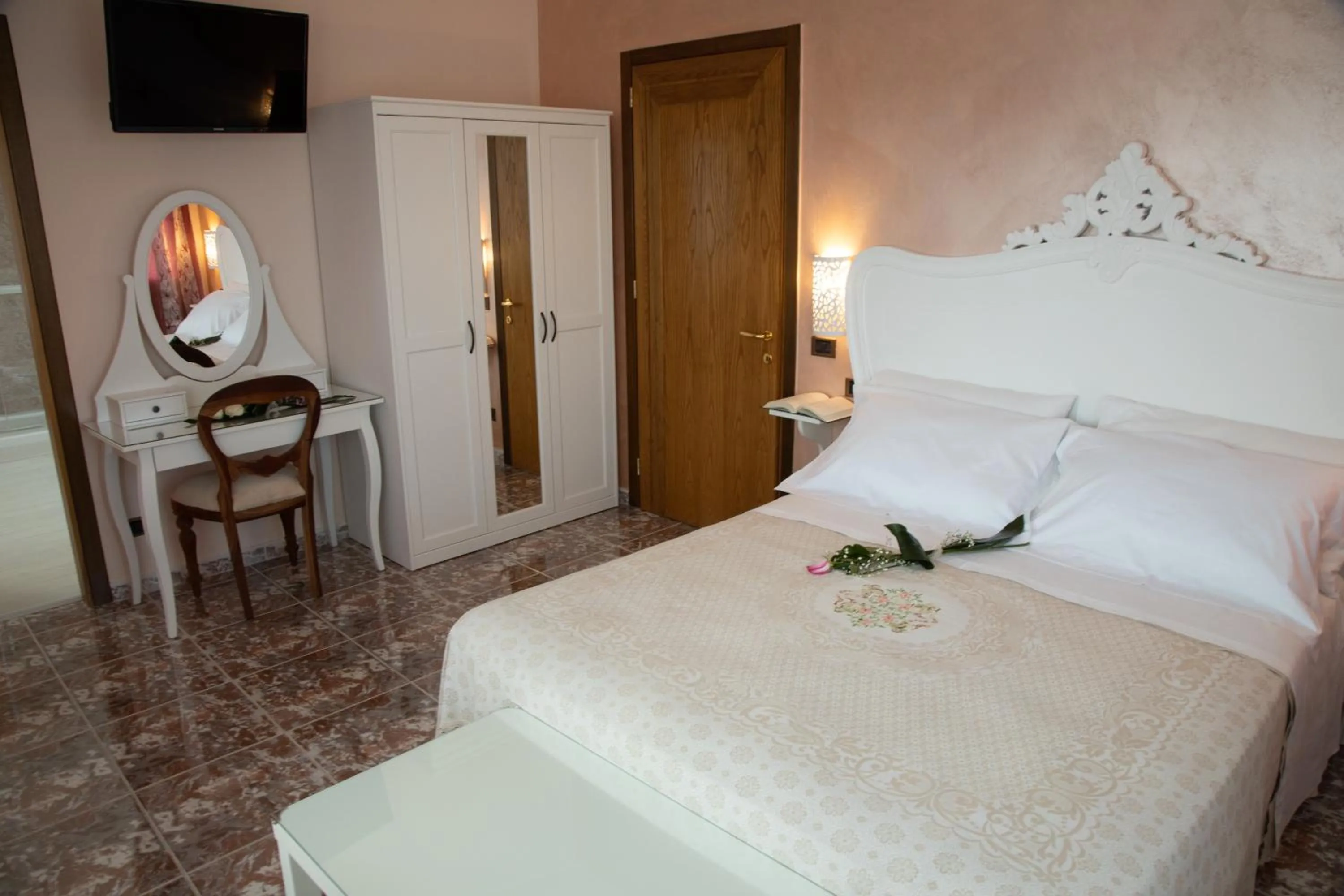 Photo of the whole room, Bed in Relais d 'Itria
