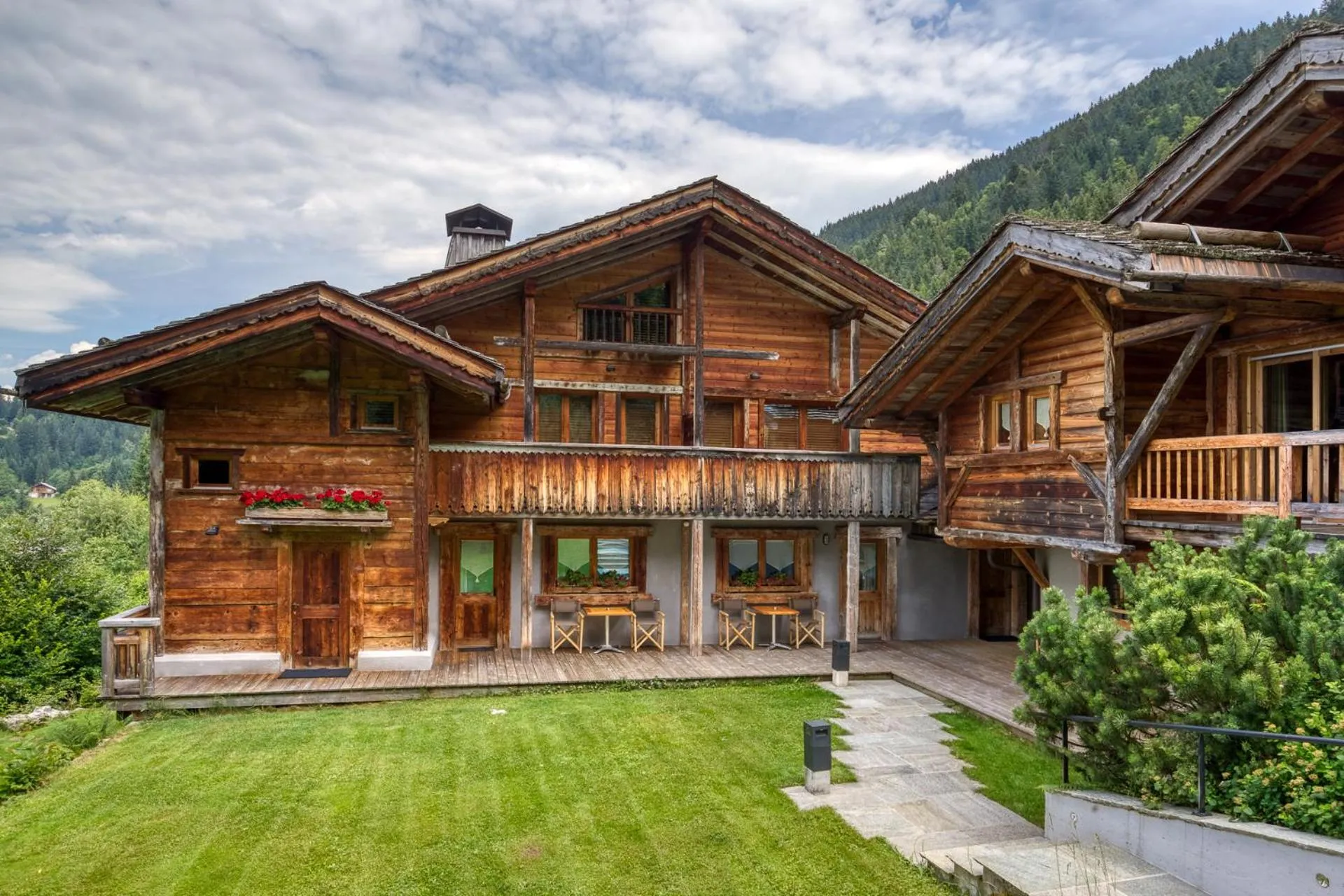 Patio in Hôtel Les Servages d'Armelle