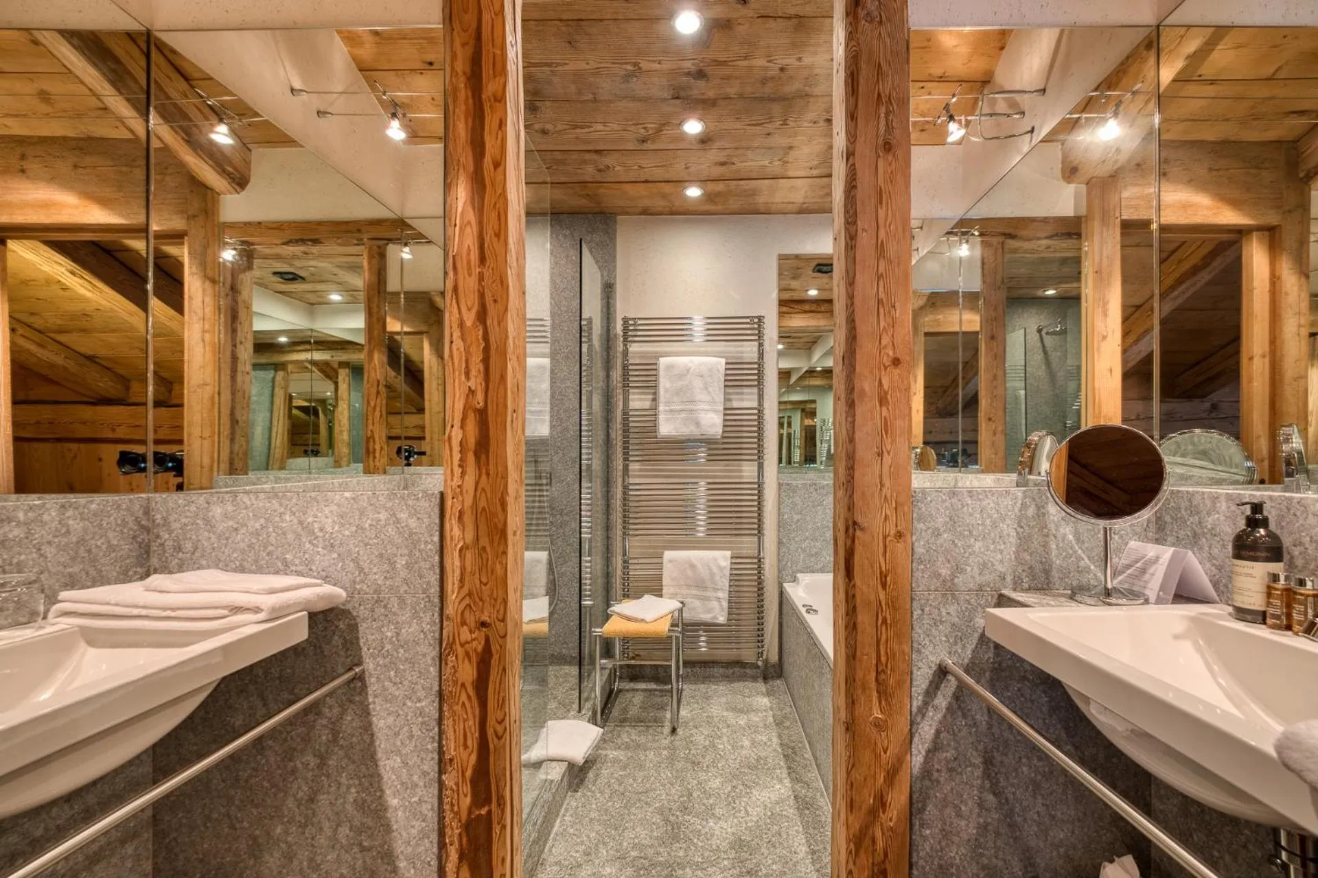 Shower in Hôtel Les Servages d'Armelle