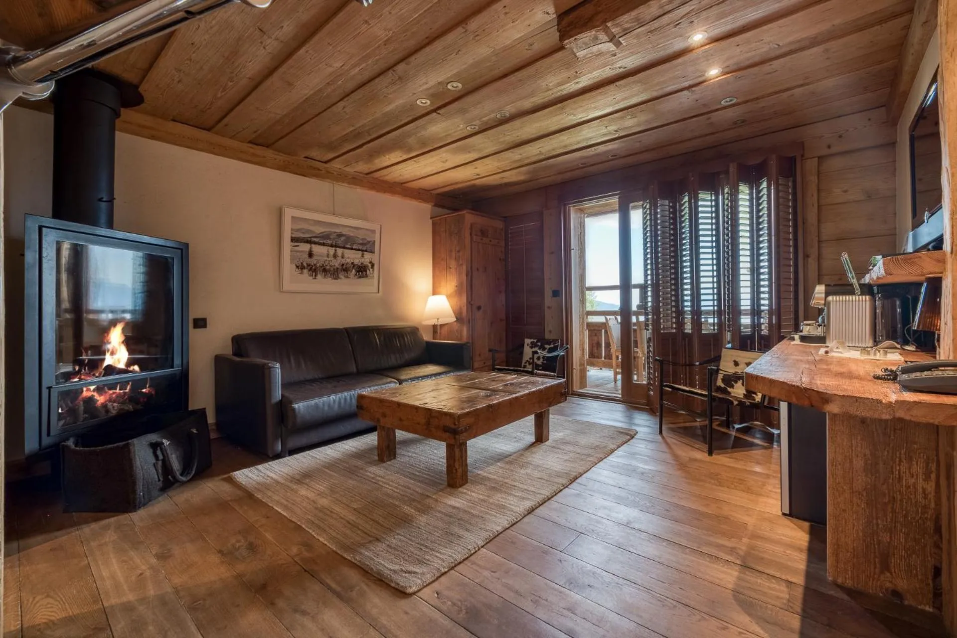 Communal lounge/ TV room in Hôtel Les Servages d'Armelle