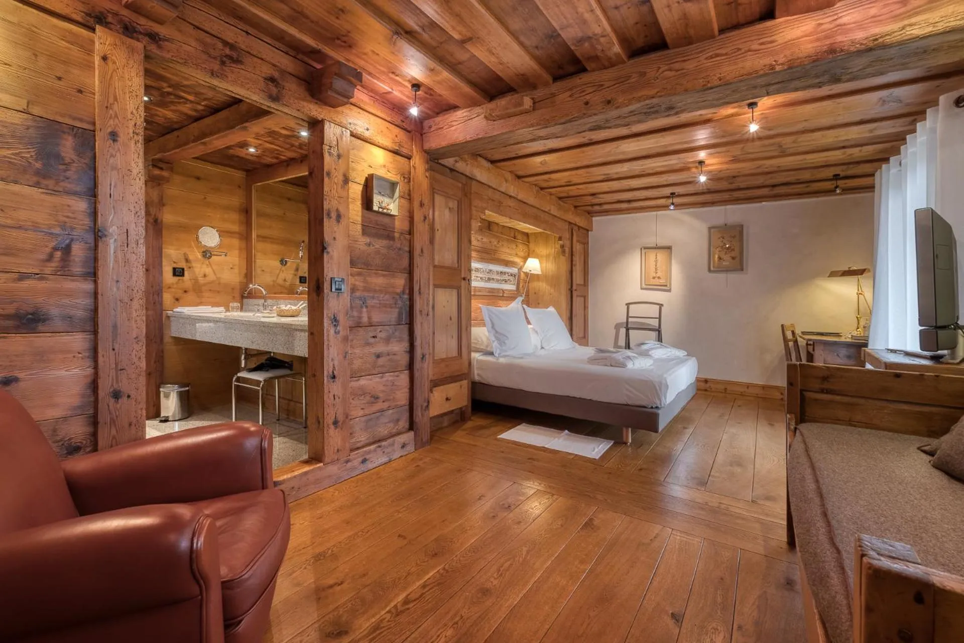 TV and multimedia, Bed in Hôtel Les Servages d'Armelle